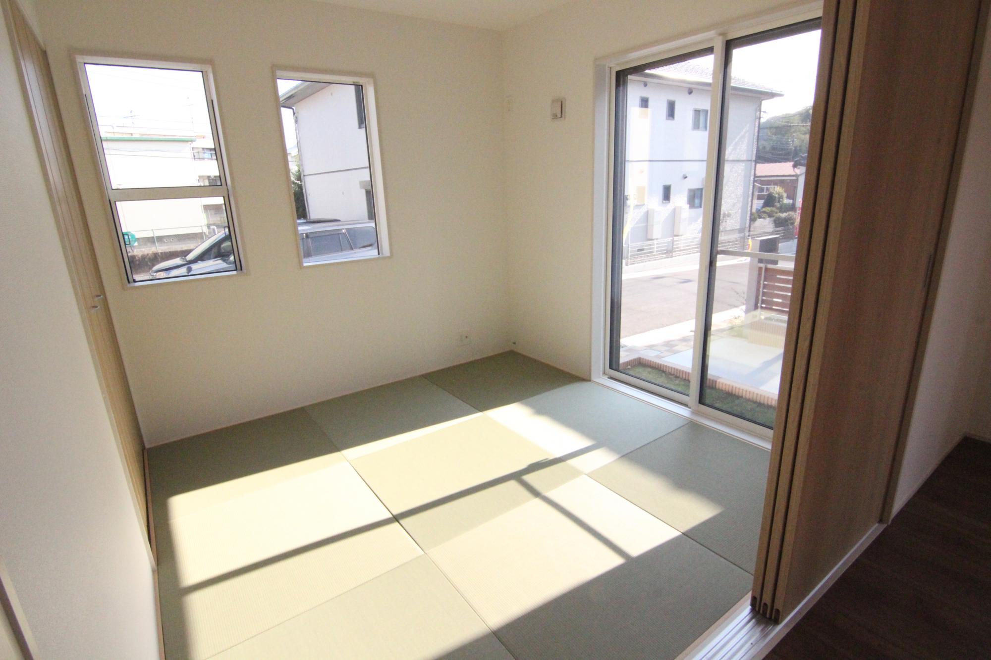 【2号棟/和室】　LDKに隣接した和室は2面採光で室内にクリーンな空気を取り込めます。縁なしの琉球風畳を採用しており、お洒落な印象です。
