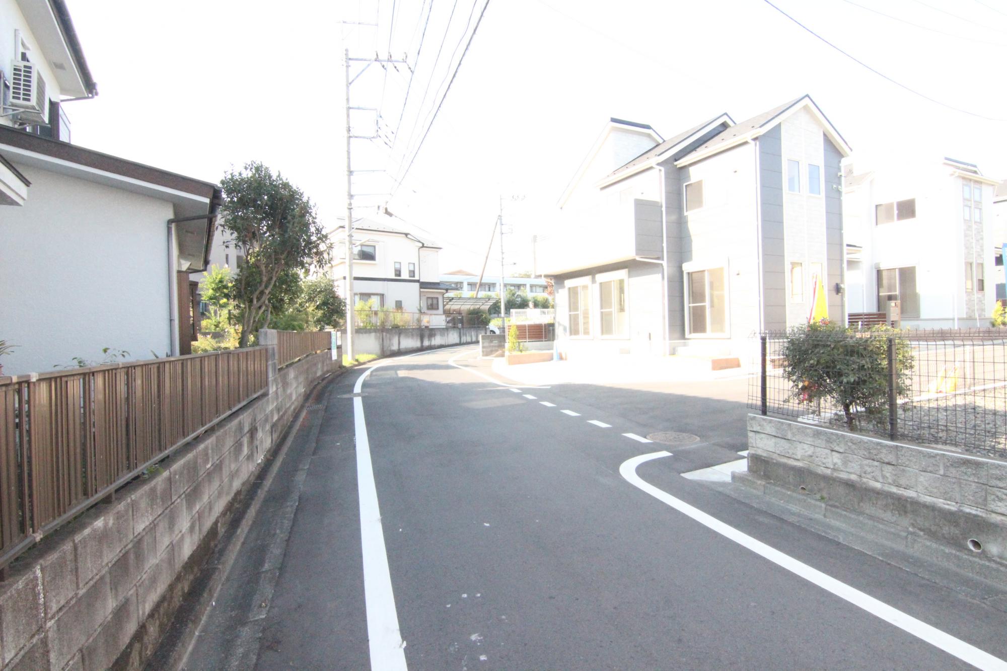 【前面道路含む現地写真/東側から撮影】　周辺は京王バス「椚田」停まで徒歩2～3分。お車を運転しない方でもお出かけが快適な住環境です。