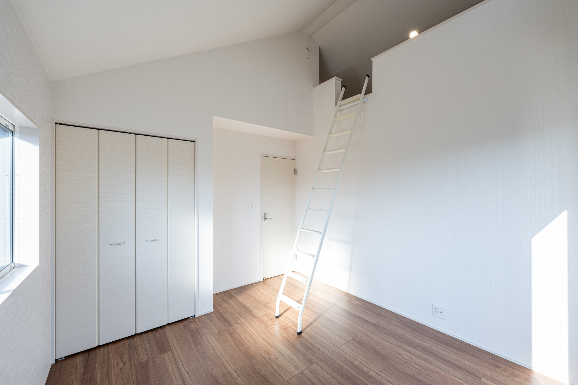 6号棟洋室(6.62帖)　勾配天井のロフト付き洋室。全居室収納スペースが備わっており、収納家具を最小限にすることができます。