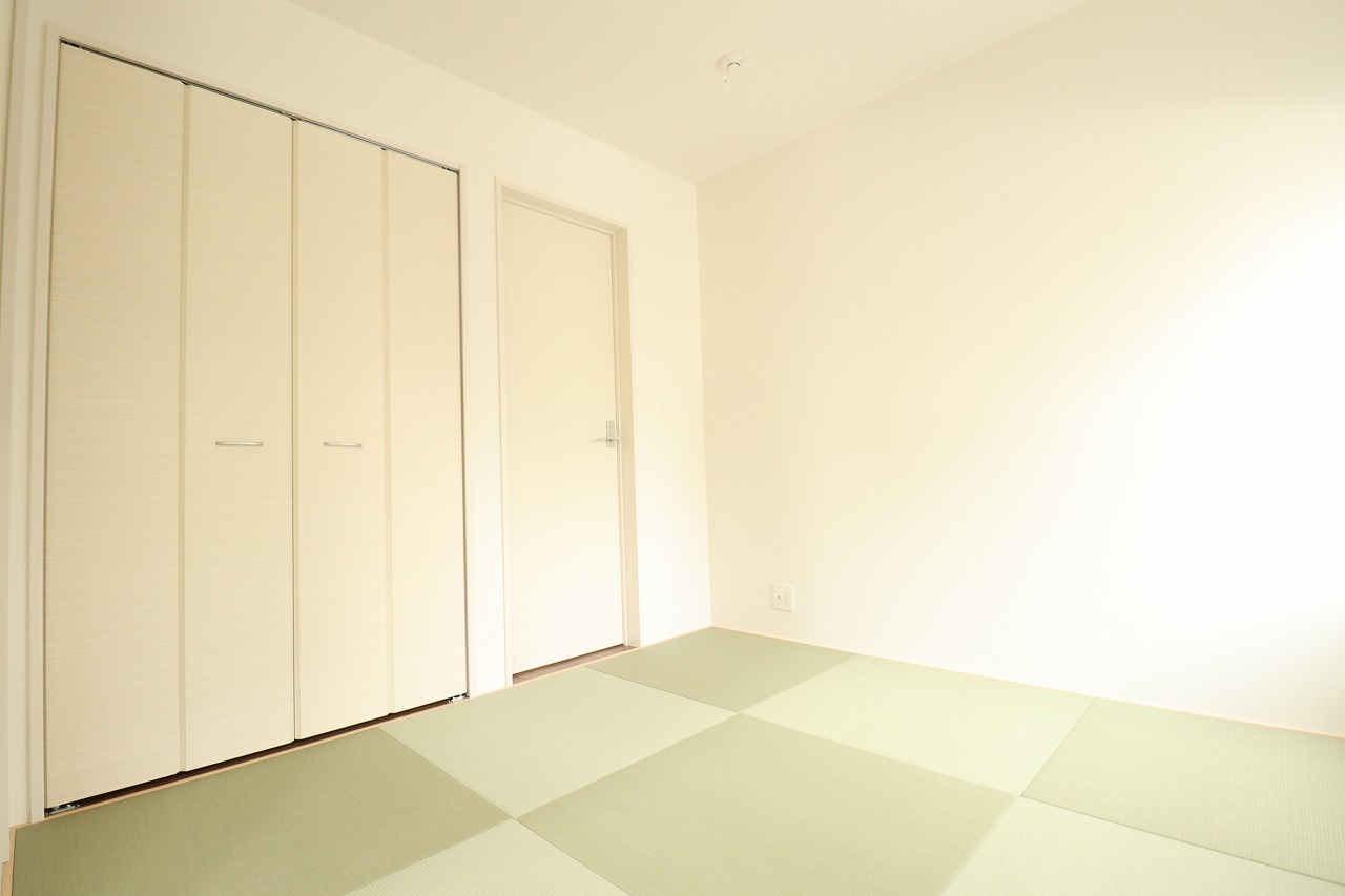 8号棟和室(4.5帖)　和室には、LDKと廊下の2か所から出入り可能です。来客時には、LDKを通らず案内できるので便利です。