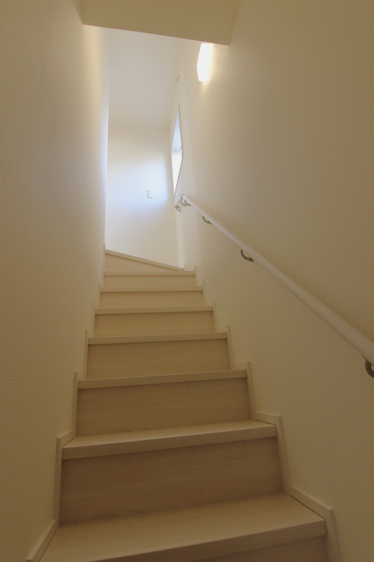 【2号棟:階段】　手摺りと滑り止めのついた階段