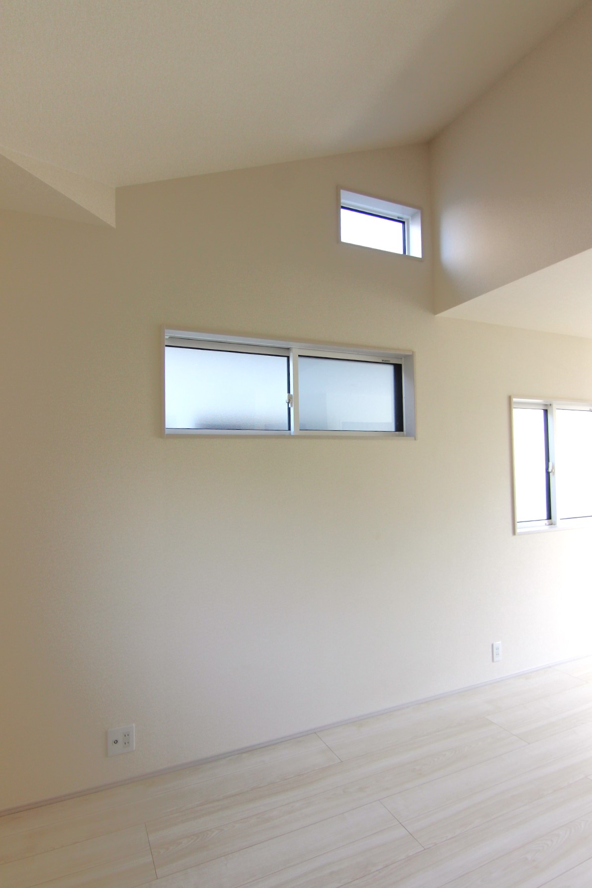 【4号棟:主寝室(勾配天井側)】　勾配天井側の壁。上部に採光窓があります。