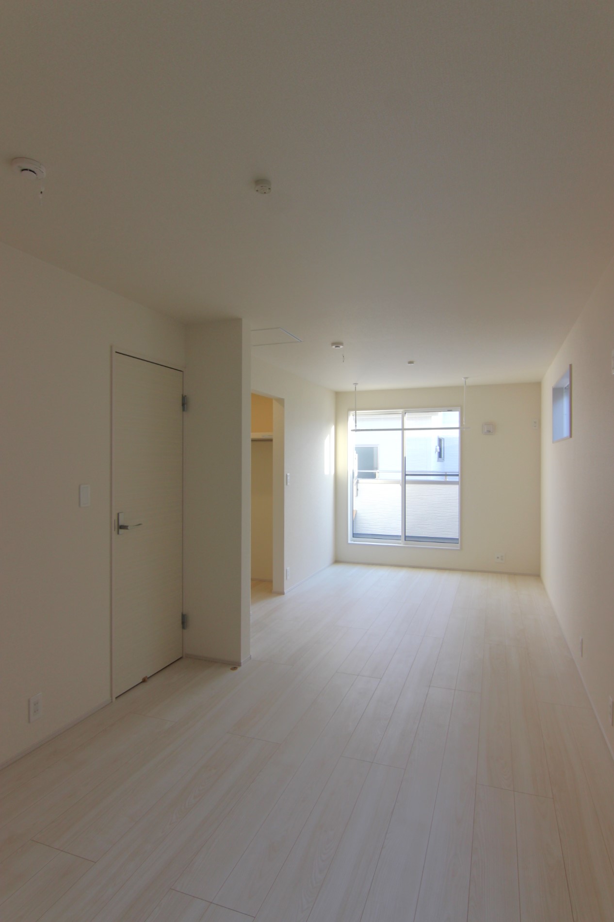 【6号棟:主寝室11.25帖】　白の木目が明るくやさしい雰囲気の寝室。WIC+収納+室内物干