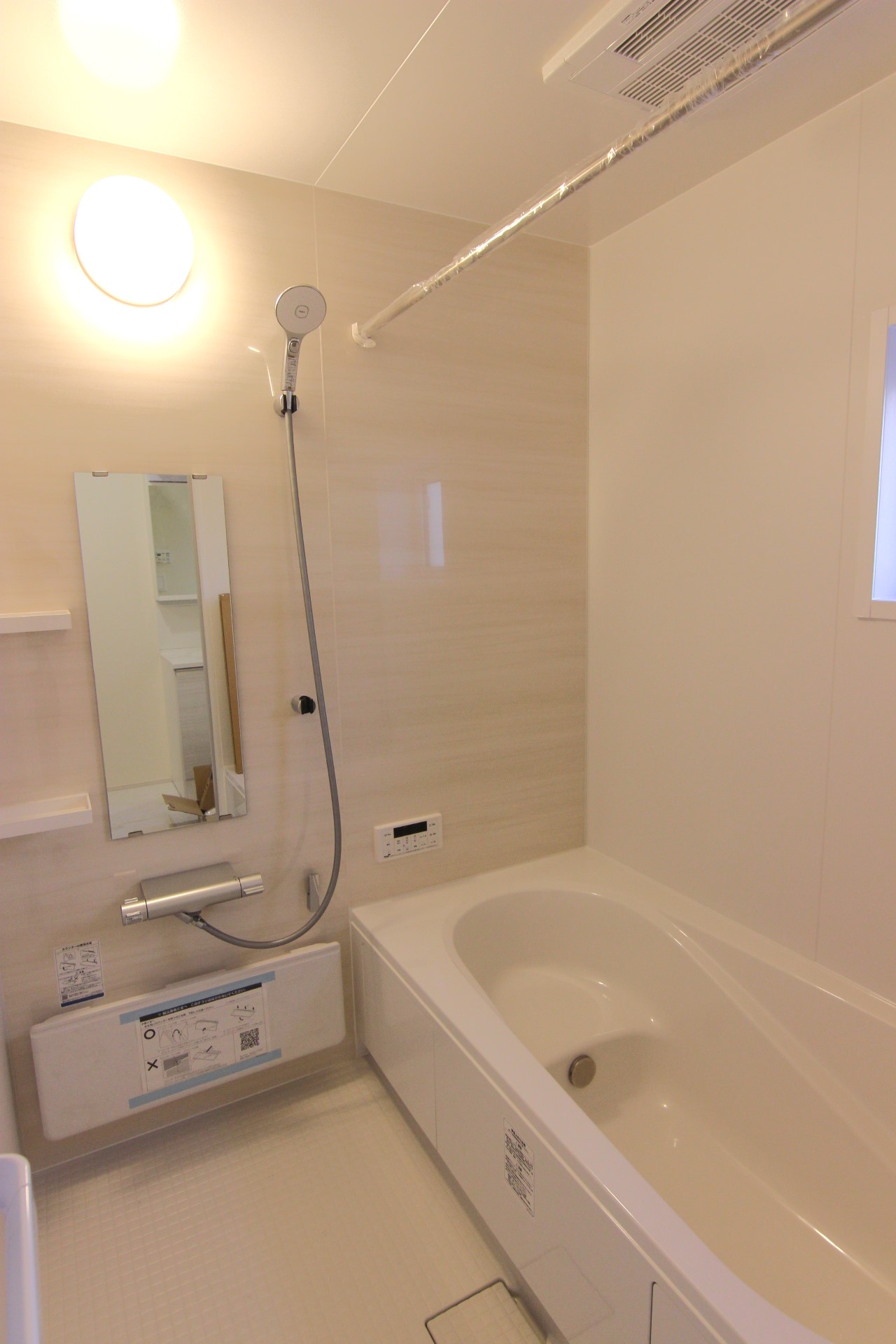 【6号棟:浴室】　白を基調とした、優しく淡い木目調の指し色がおしゃれな、明るい浴室。カウンターは取り外しできお手入れ簡単!　※浴室の仕様は全棟共通です。