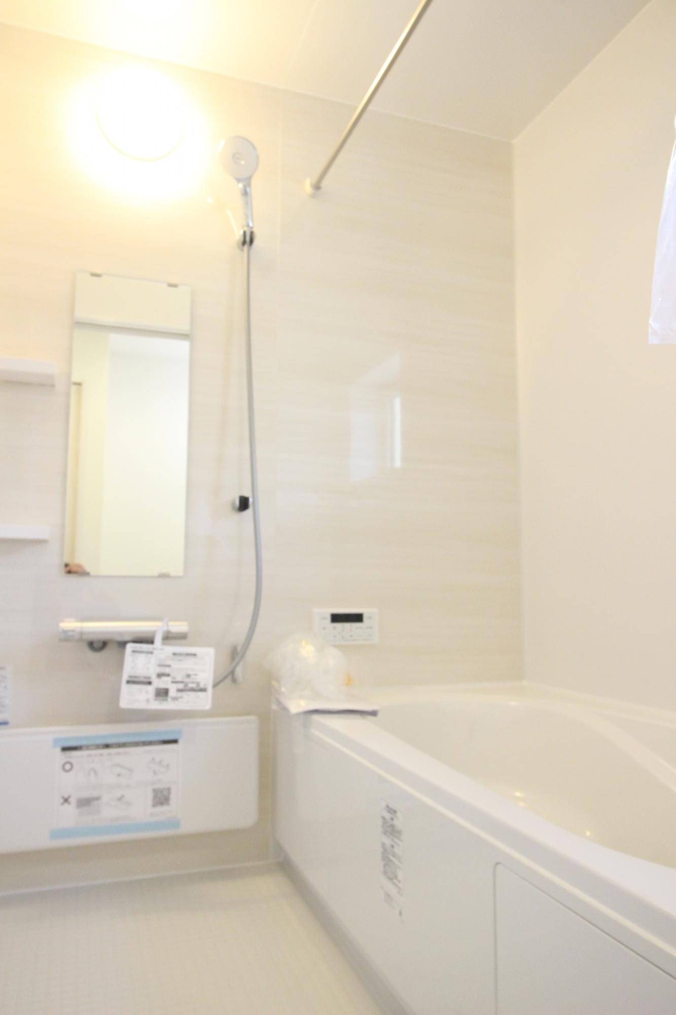 2号棟　浴室　白を基調とした明るい浴室!寒い日のお風呂や雨の日のお洗濯に便利な浴室乾燥機付!
