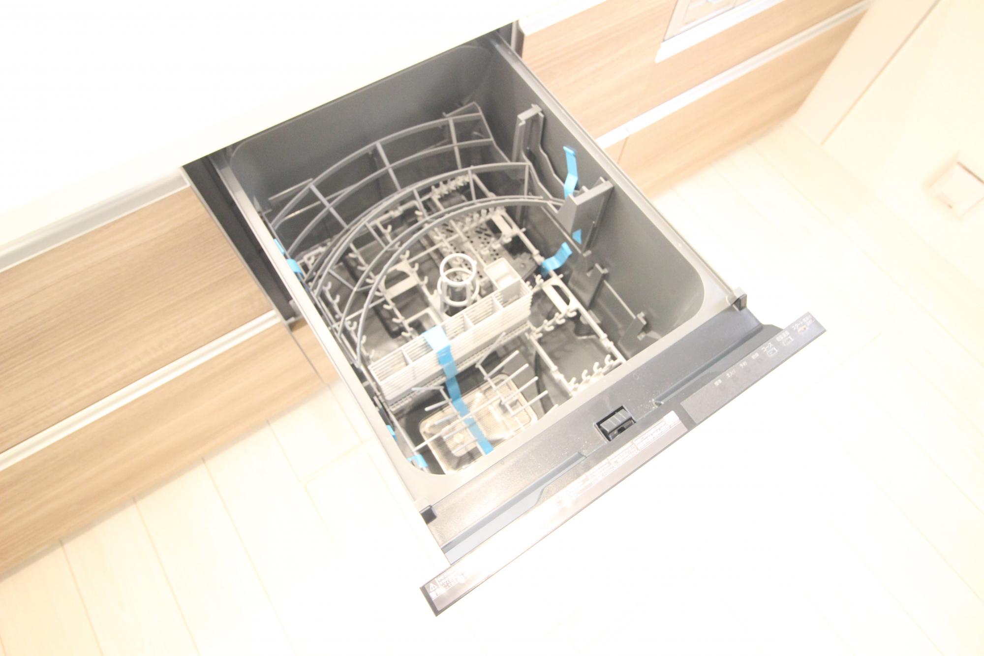 3号棟　食洗機　食器洗い乾燥機を装備!手荒れの時期にも嬉しい!シャワー蛇口と一体型の浄水器&フライパンも楽々洗える大きめシンクも注目ポイントです!
