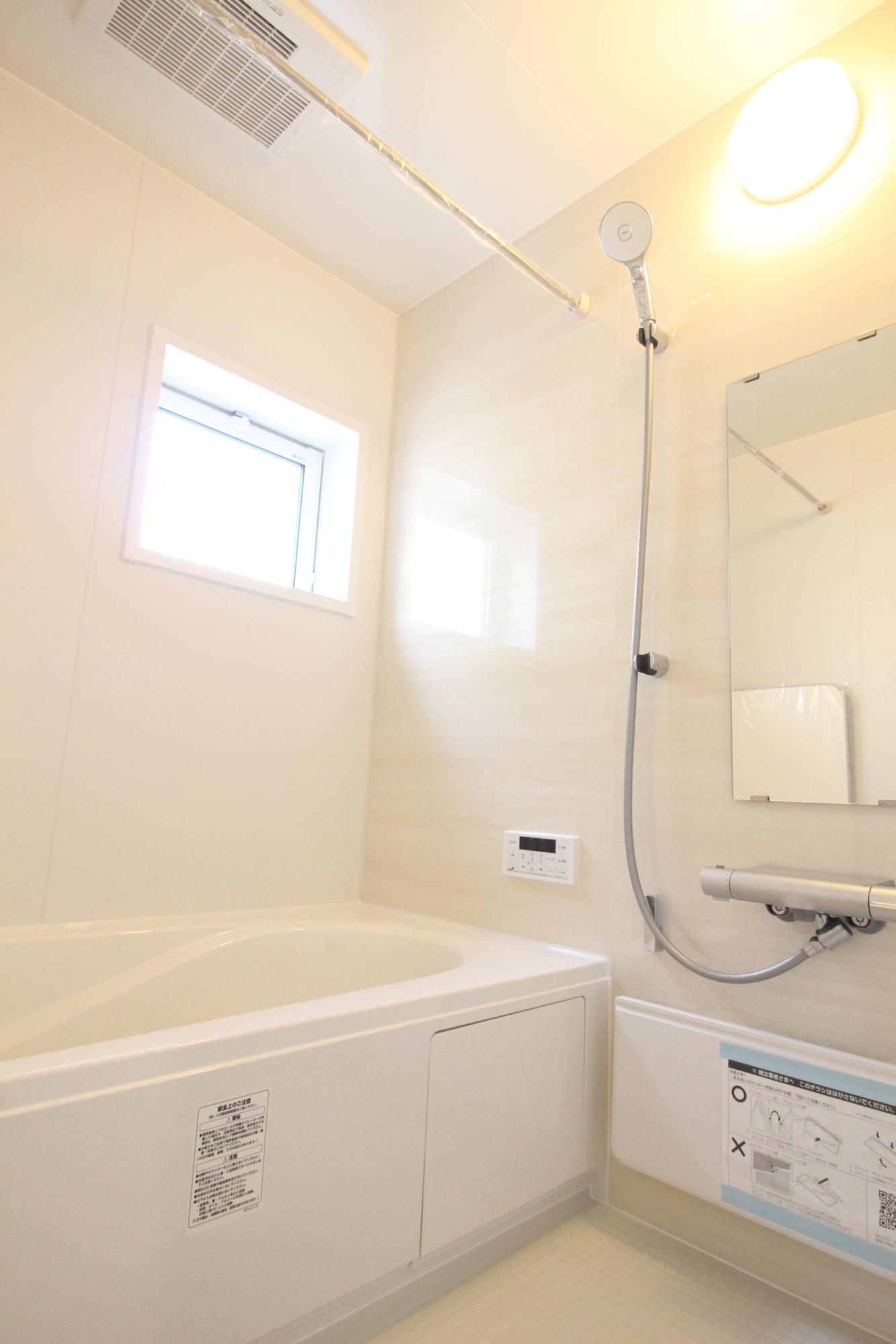 4号棟　浴室　白を基調とした明るい浴室!寒い日のお風呂や雨の日のお洗濯に便利な浴室乾燥機付!
