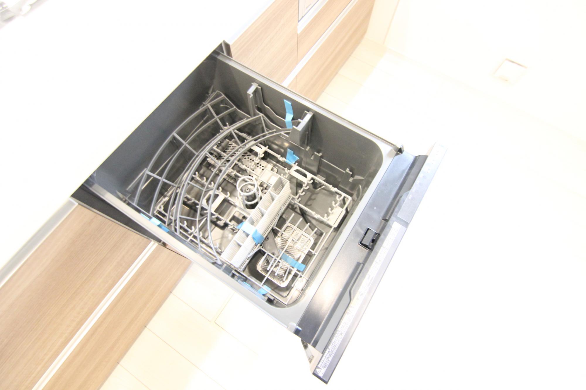 6号棟　食洗機　食器洗い乾燥機を装備!手荒れの時期にも嬉しい!シャワー蛇口と一体型の浄水器&フライパンも楽々洗える大きめシンクも注目ポイントです!
