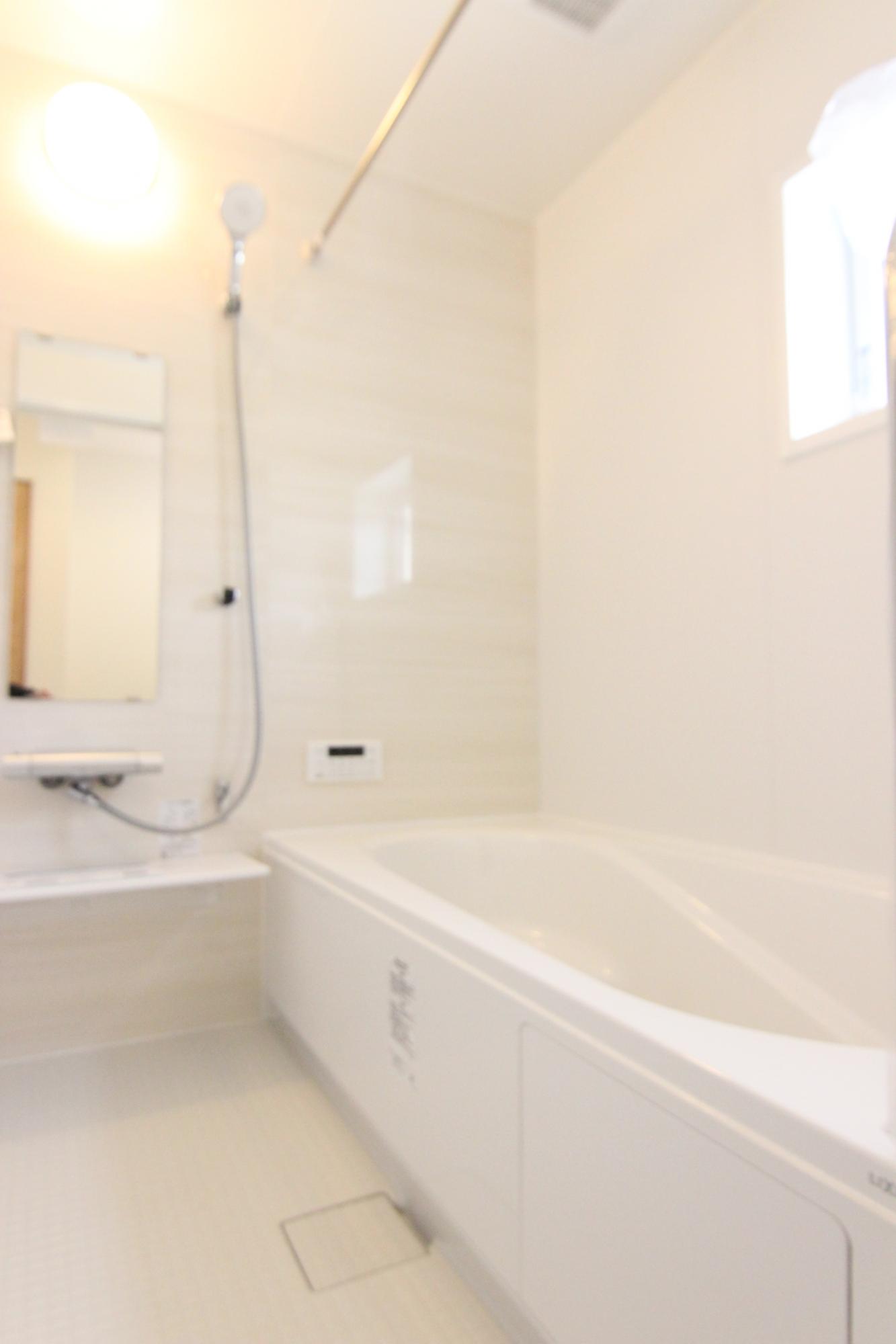 6号棟　浴室　白を基調とした明るい浴室!寒い日のお風呂や雨の日のお洗濯に便利な浴室乾燥機付!
