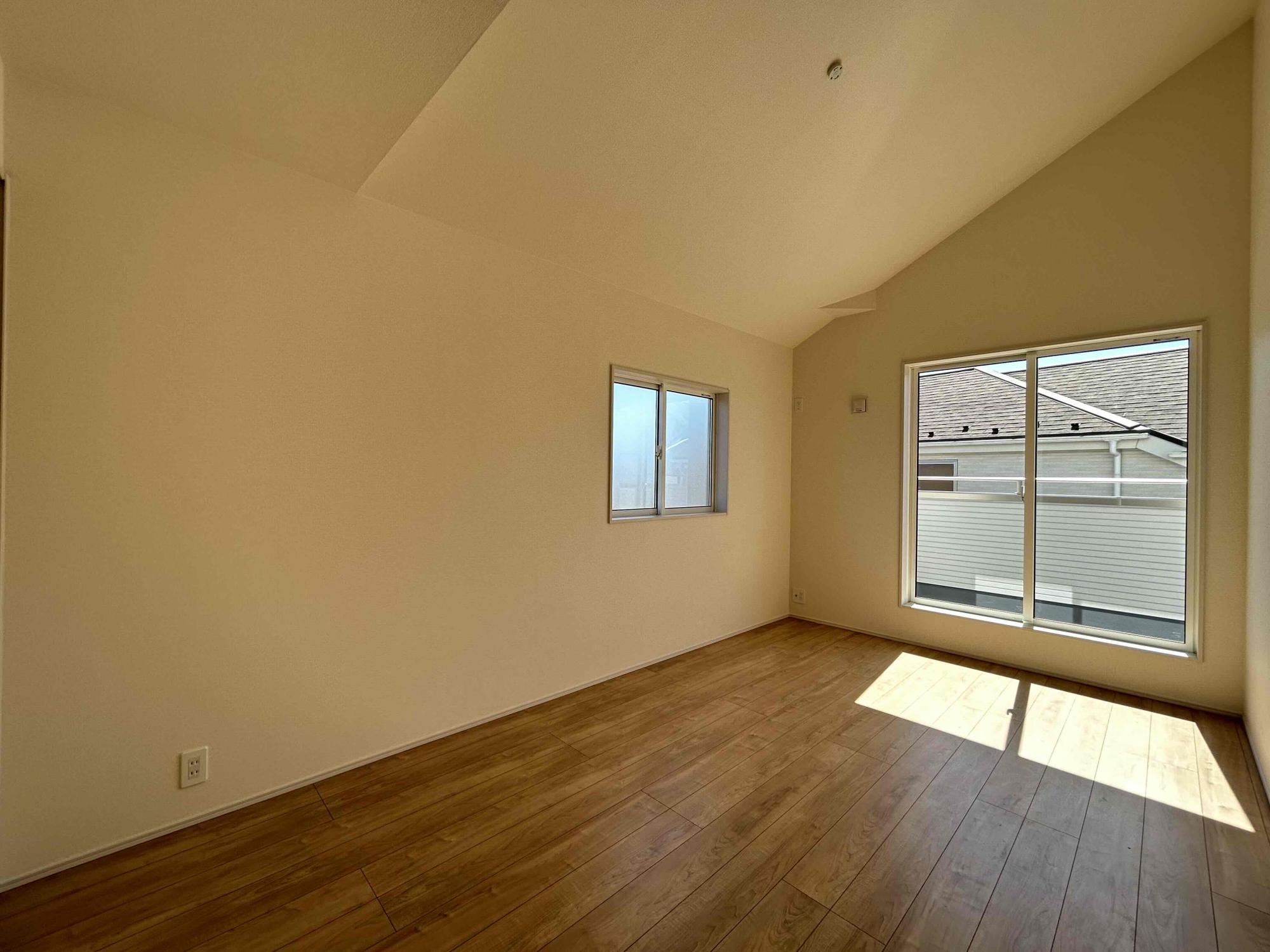 【6号棟　洋室7.5J】
開放感溢れる勾配天井を採用した洋室です。
