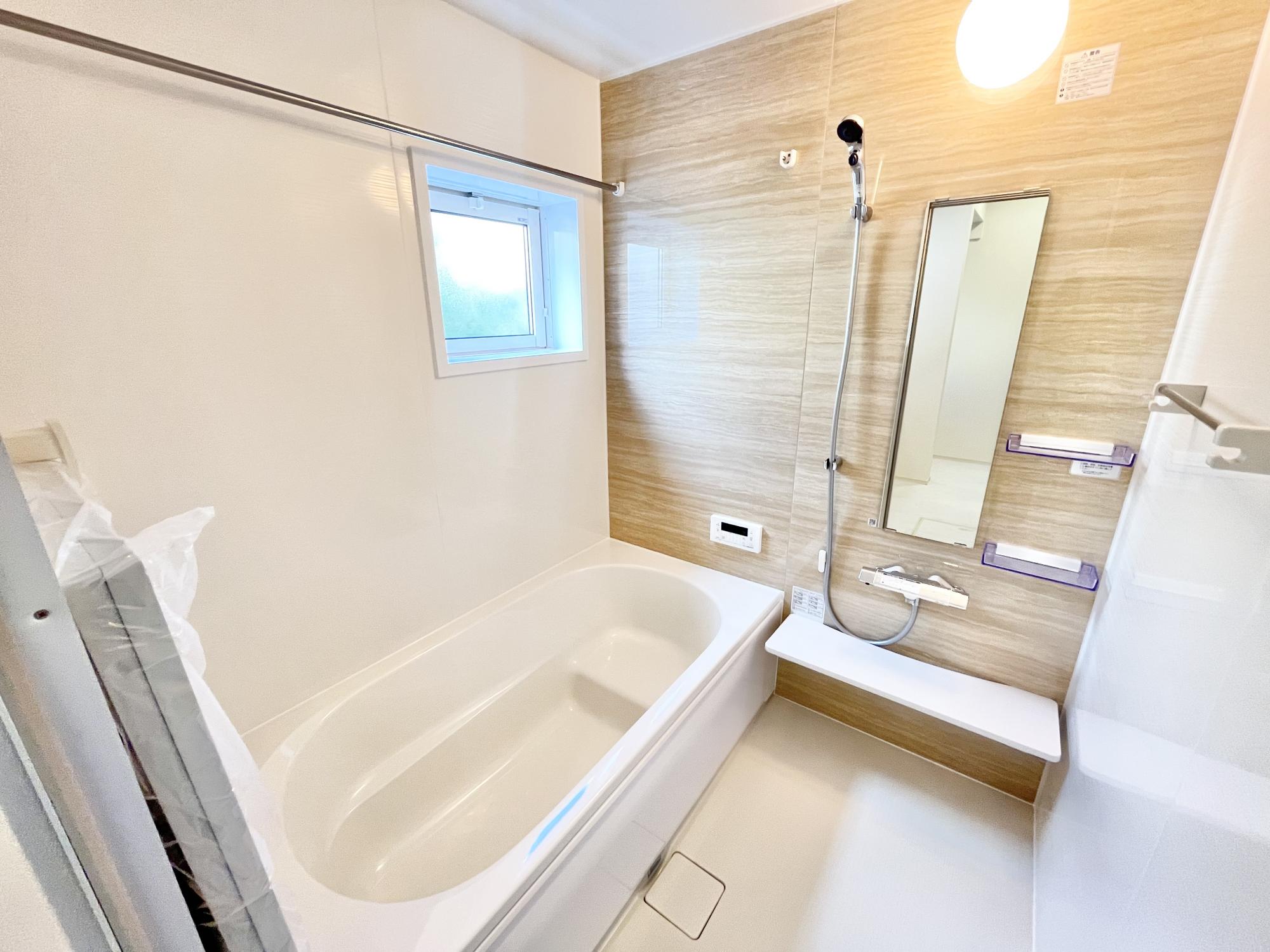浴室　ゆったりと足を伸ばせるバスルーム。浴室換気暖房乾燥機なので雨の日のお洗濯も安心。