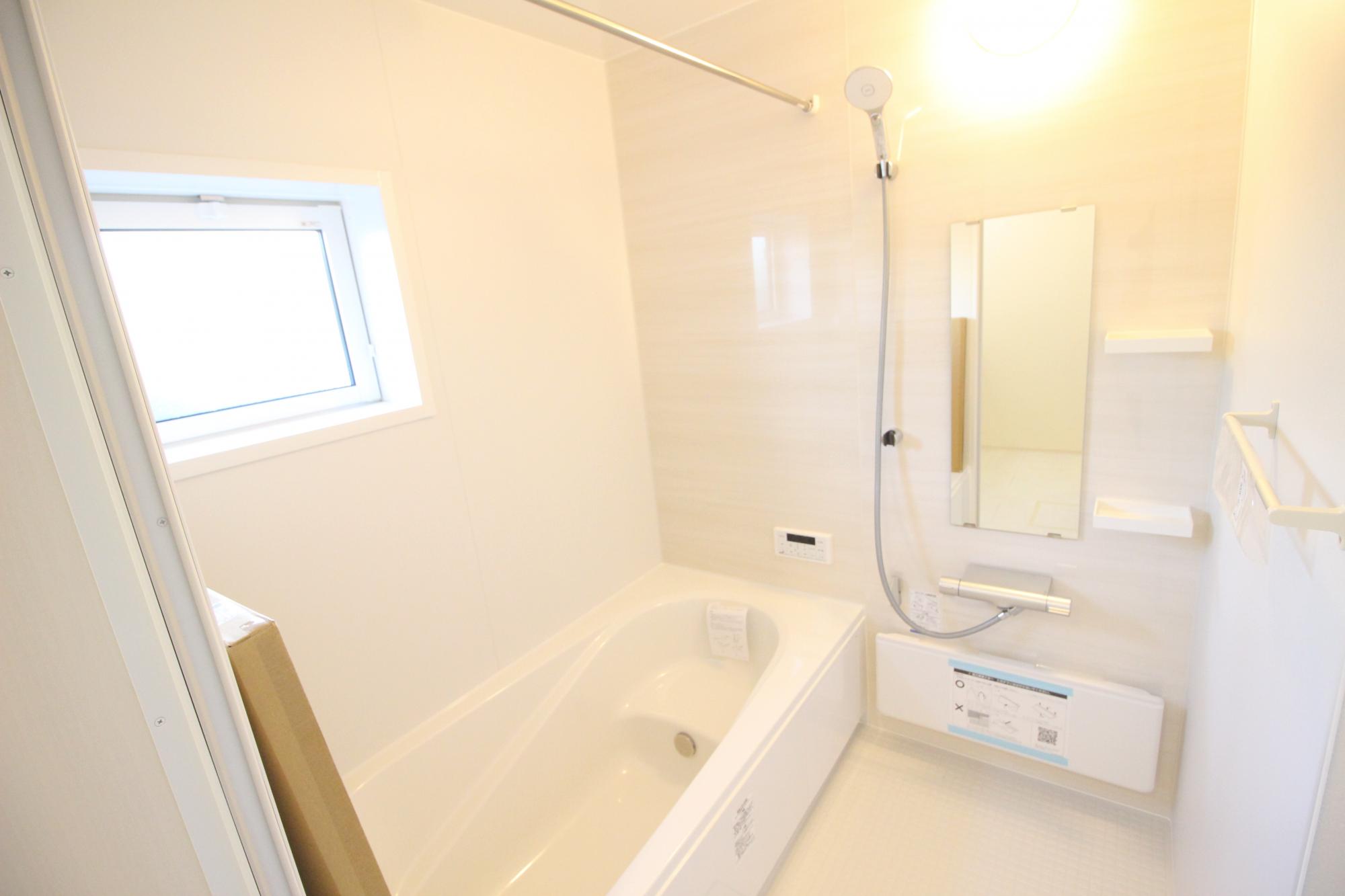 浴室　白を基調とした明るい浴室!寒い日のお風呂や雨の日のお洗濯に便利な浴室乾燥機付!