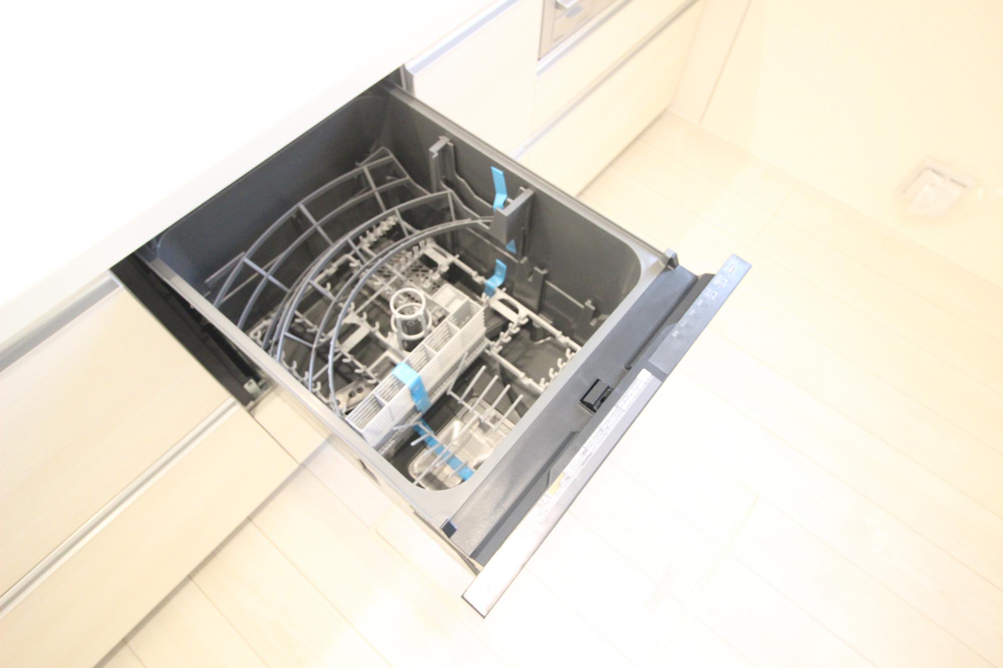 4号棟　食洗機　食器洗い乾燥機を装備!手荒れの時期にも嬉しい!シャワー蛇口と一体型の浄水器&フライパンも楽々洗える大きめシンクも注目ポイントです!
