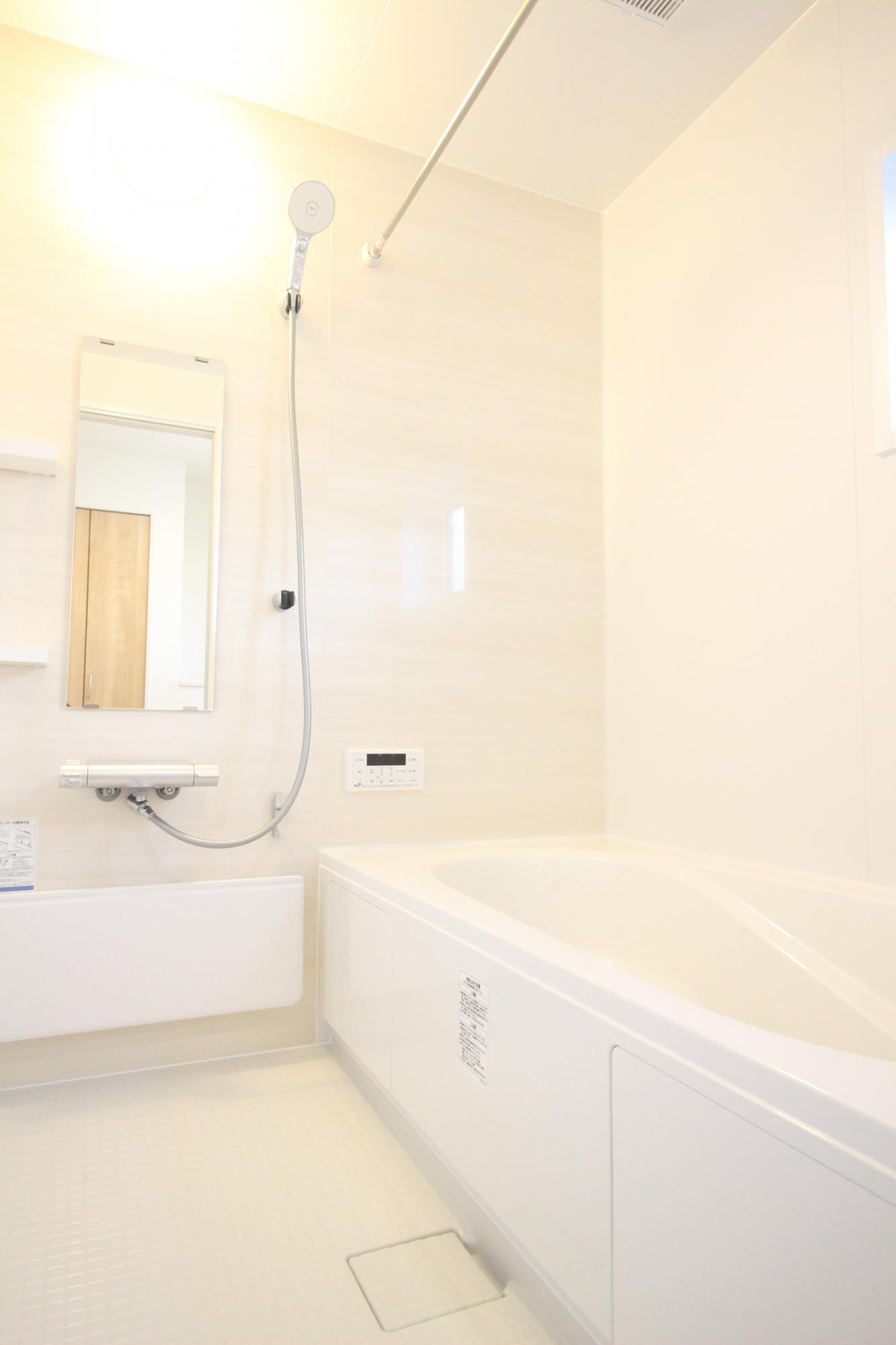 6号棟　浴室　白を基調とした明るい浴室!寒い日のお風呂や雨の日のお洗濯に便利な浴室乾燥機付!
