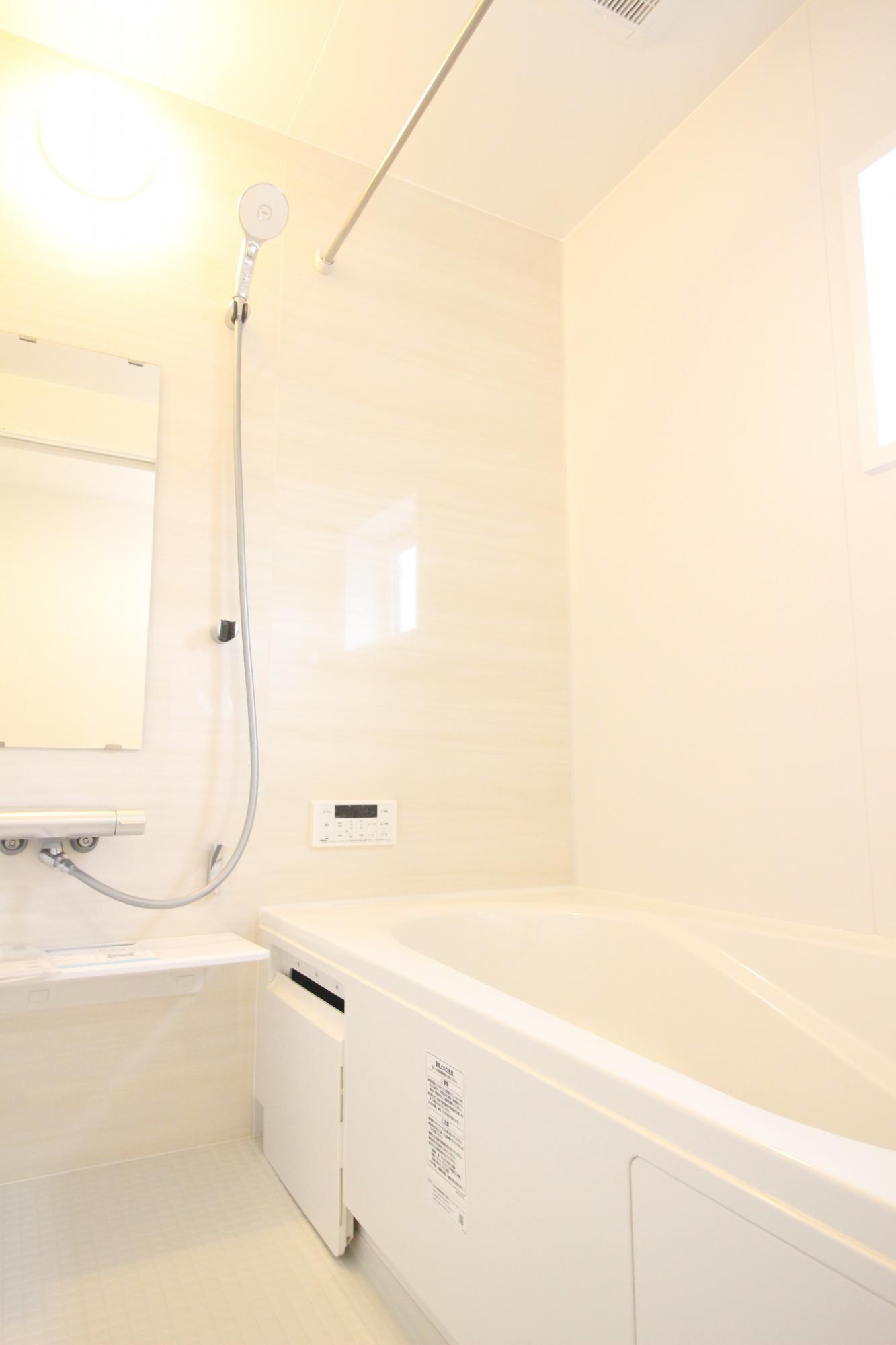 7号棟　浴室　白を基調とした明るい浴室!寒い日のお風呂や雨の日のお洗濯に便利な浴室乾燥機付!
