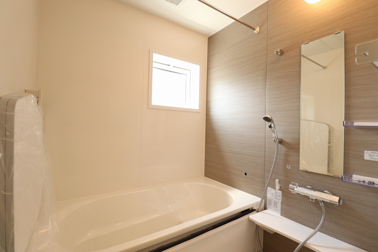 22号棟浴室　半身浴やお子様との入浴に便利なベンチ浴槽。ベンチがついている分浴槽内の体積が減るため、節水にもつながります。