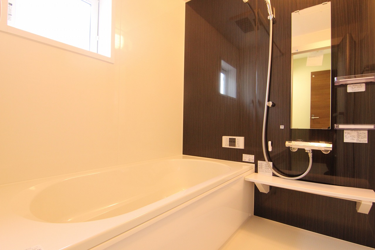 8号棟浴室　浴室はブラウンのアクセントパネルを採用しています。落ち着いた空間は、ゆったりと1日の疲れを癒すことができそうです。