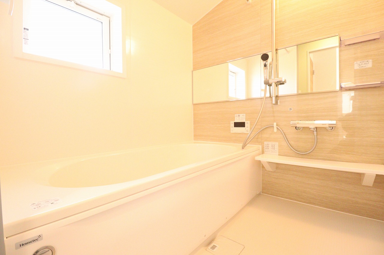 【2号棟/浴室】　ワイドミラーを施した浴室。スライドバー付きなので、シャワーの高さの調節が可能です。