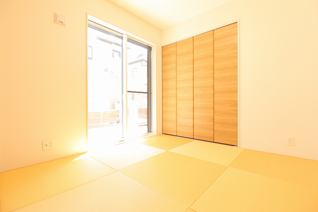 【2号棟/和室(4.5帖)】　LDKに隣接する和室。正方形の縁なし畳を採用しており、LDKの洋の雰囲気とも調和が取れたデザインです。