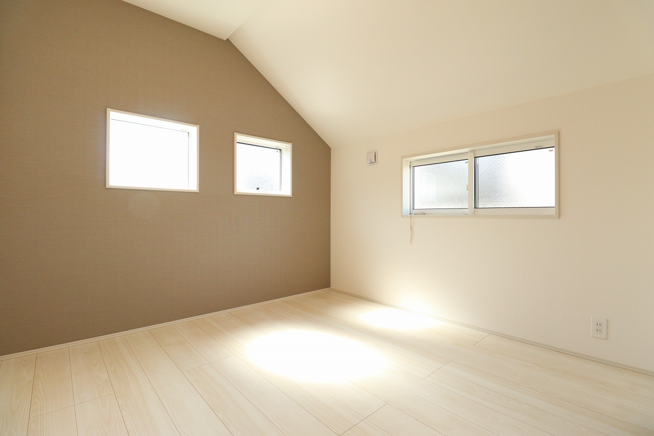 【3号棟/洋室(4.87帖)】　全居室2面採光以上を確保した明るい住まいです。洋室3室には、ハンガーパイプ付きのクローゼットがあるため、住空間をゆったりとご活用いただけます。