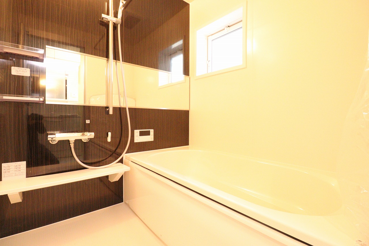 【3号棟/浴室】　ダークカラーのアクセントパネルを採用し、落ち着いた雰囲気の浴室。便利な浴室暖房換気乾燥機付きです。