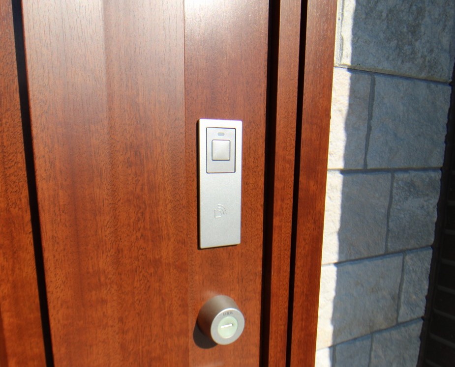【玄関ドア】　ドアは防犯対策に優れるピッキング対策、ダブルロックドア採用!