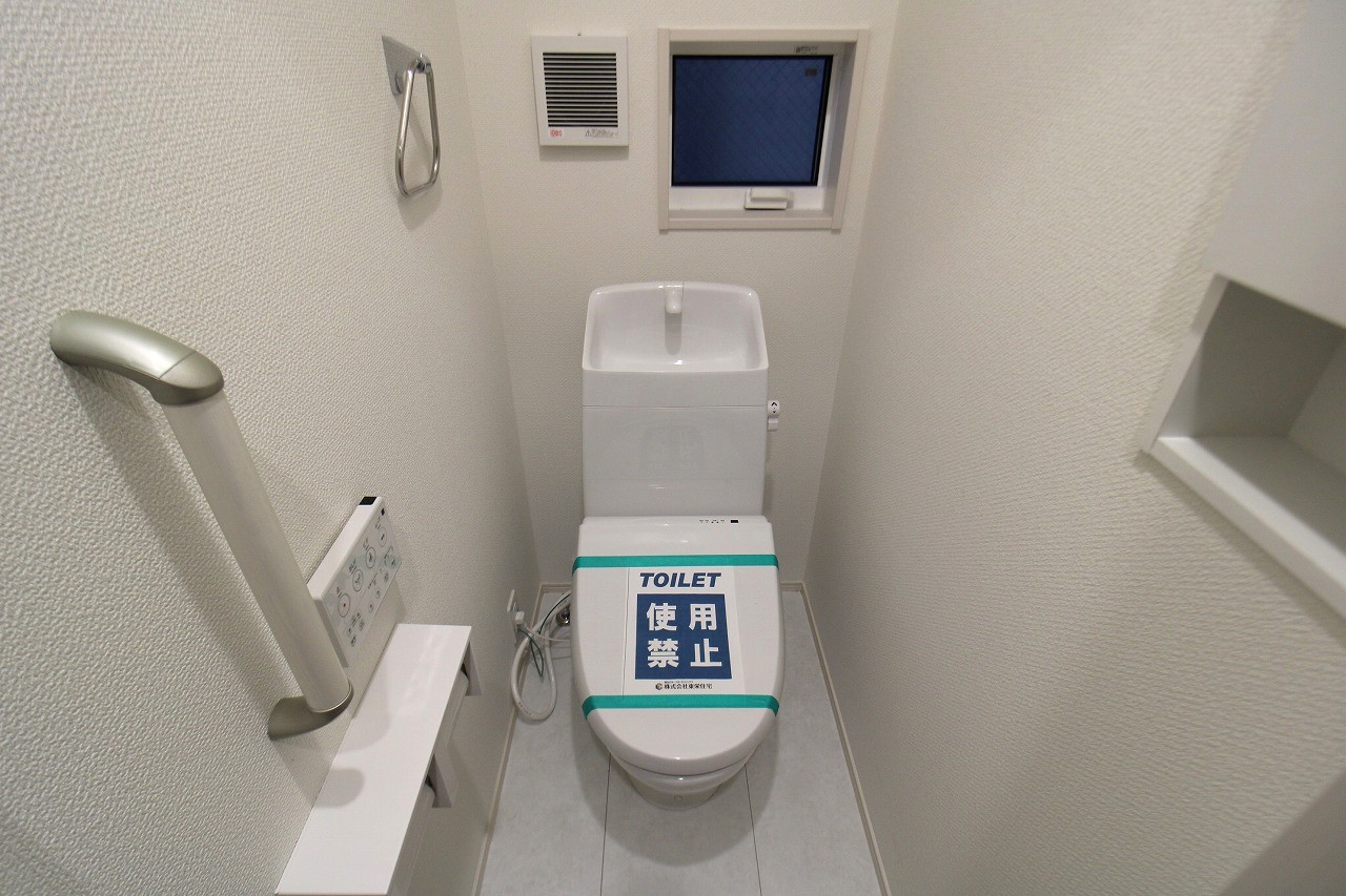 【トイレ】　1階と2階にトイレがあり、大家族でも安心です。変わった形の手洗部は水ハネ防止のアイディア設計!