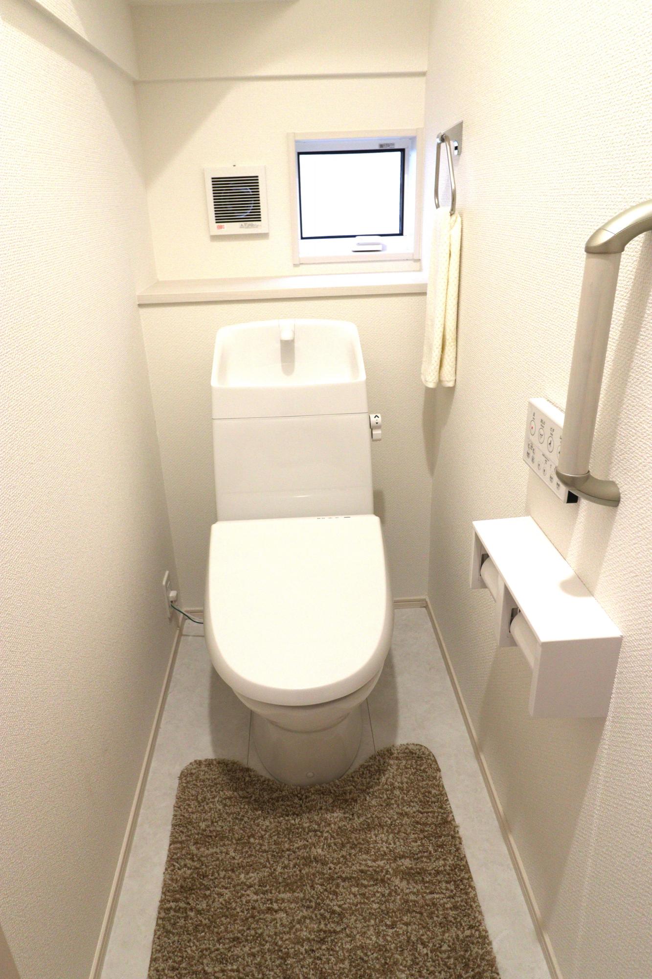 【トイレ】使い勝手に優れたワイヤレスリモコン式の温水洗浄便座!さらに収納棚も設置しているのでトイレ用品もスッキリと収納することができます♪ 