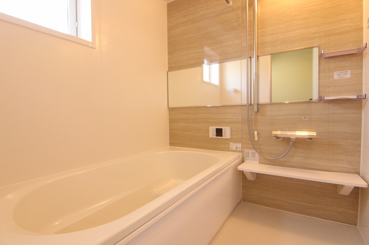 1号棟浴室　半身浴の際も便利なベンチタイプの浴槽を採用。自然と節水効果にもつながります。浴室に窓が付いているので、自然換気が可能◎