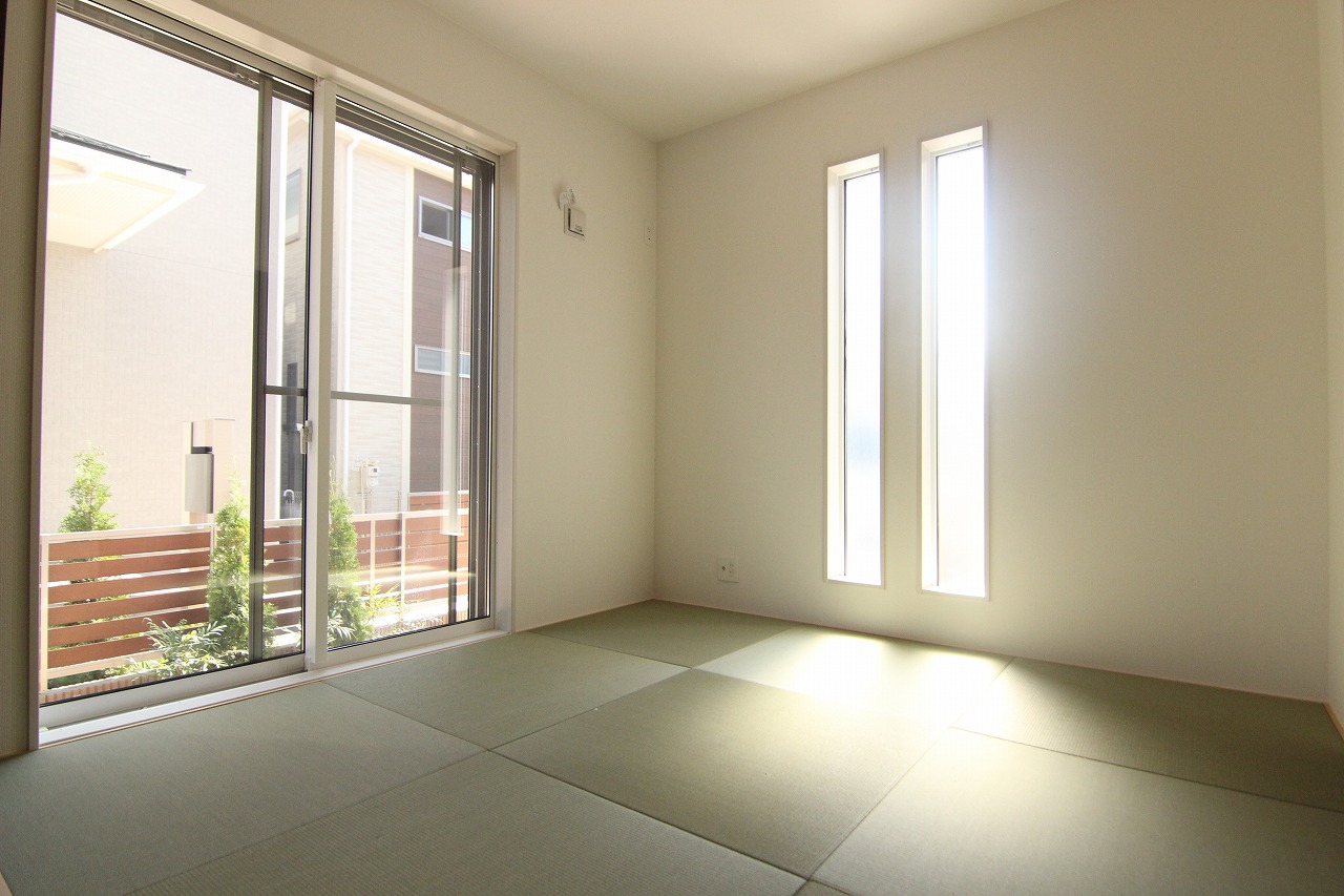 3号棟和室(4.5帖)LDKに隣接する和室です。2つのスリット窓から優しい陽光が差し込みます。お子様のお昼寝スペースにも◎
