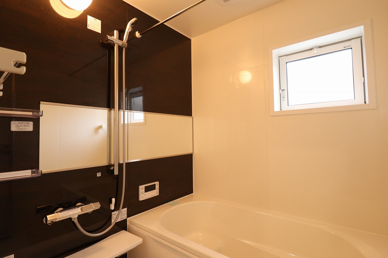 11号棟　浴室　ワイドミラー・カウンターなどが備わっています。シャワーはお好きな高さに調節可能。窓から、採光&換気が可能です。