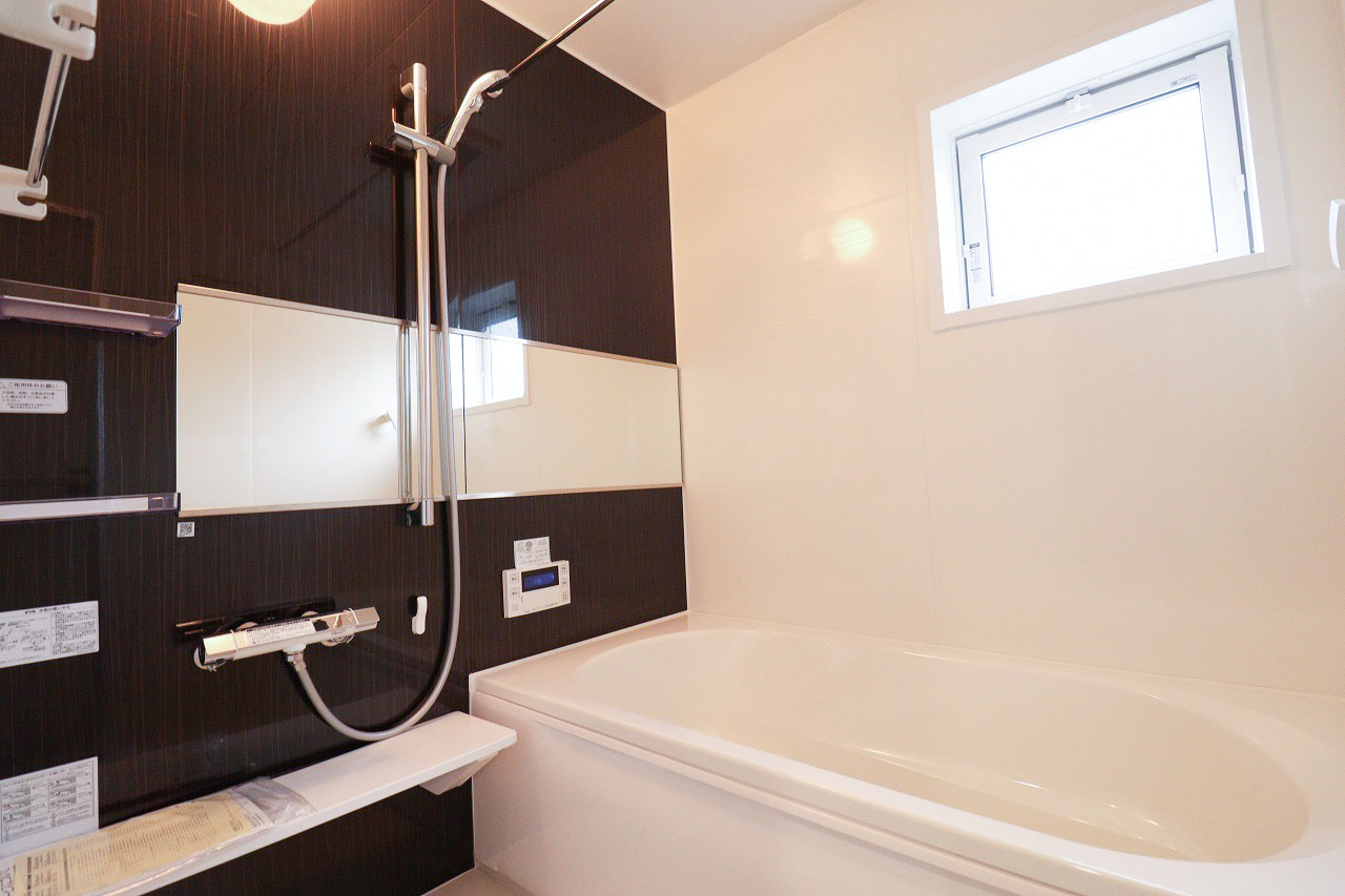 3号棟　浴室　ウッド調のアクセントパネルを施した浴室。少ないガスの量でお湯を沸かすことができる、エコジョーズを搭載しています。
