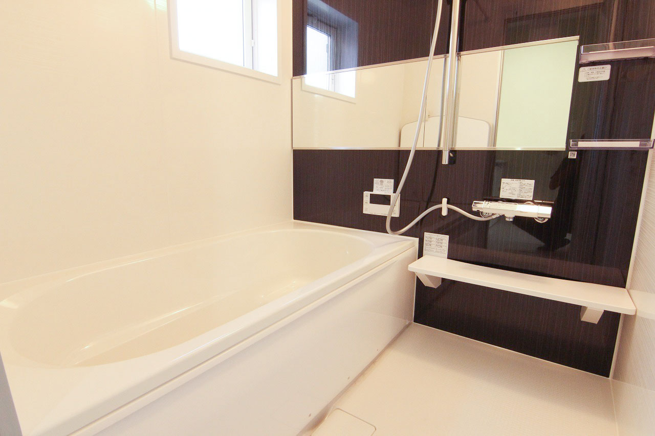 14号棟　浴室　アクセントパネルを施した浴室。ボタン1つでお湯張りや温度調節などが可能な、オートバスが備わっています。
