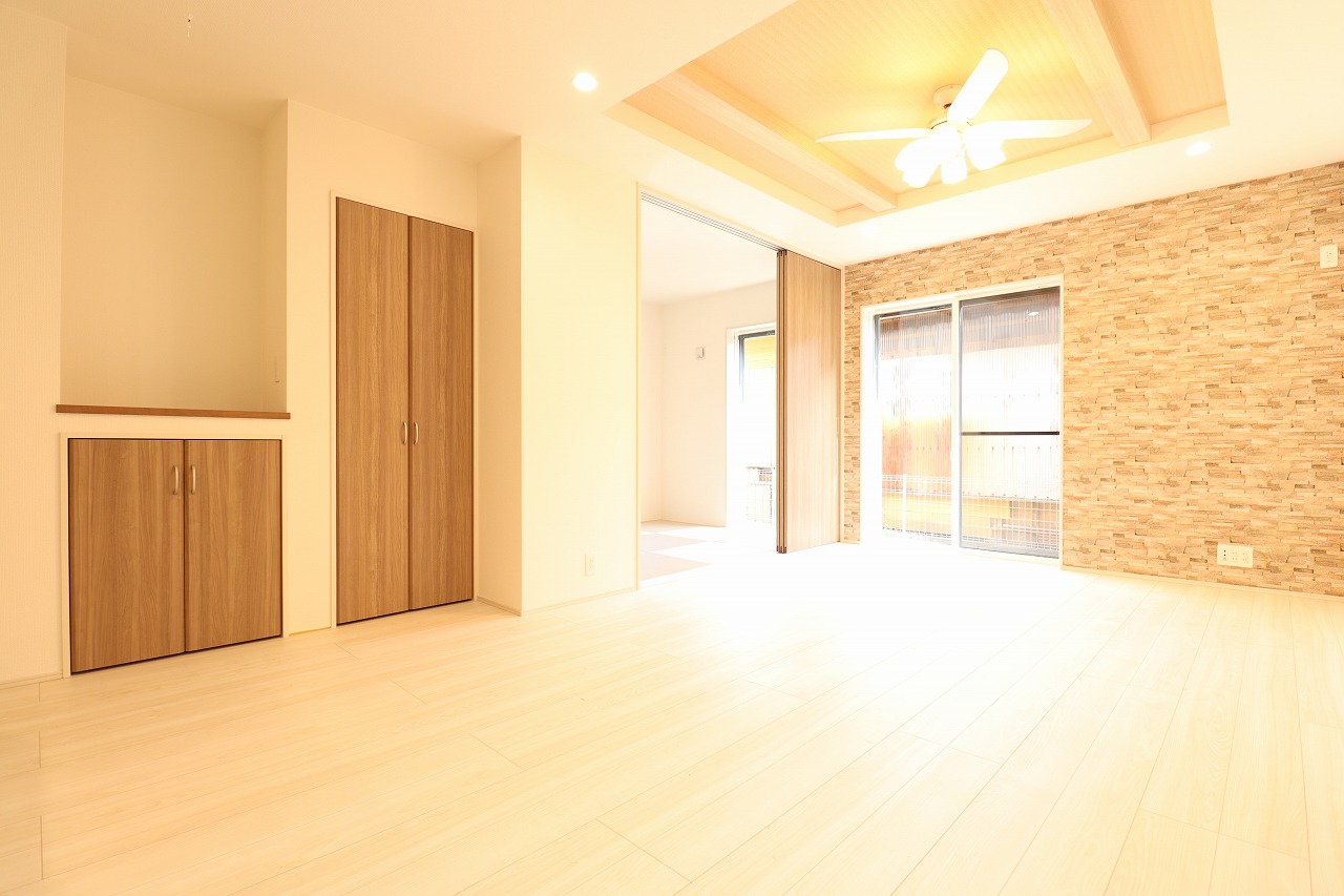 【2号棟/LDK2】　全居室に収納スペースを設けています。LDKには、カウンター収納や床下収納を採用。住空間をすっきり保つことができそうです。