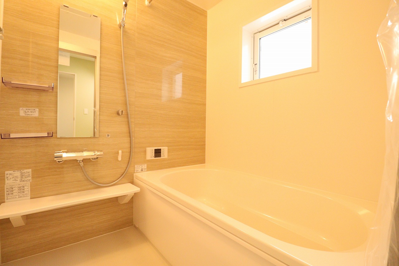 【5号棟/浴室】　ゆったりとした浴槽は、お子様との入浴の際も便利。窓があり、自然換気が可能なため、空気の入替えを気軽に行うことができ湿気対策としても効果的です。