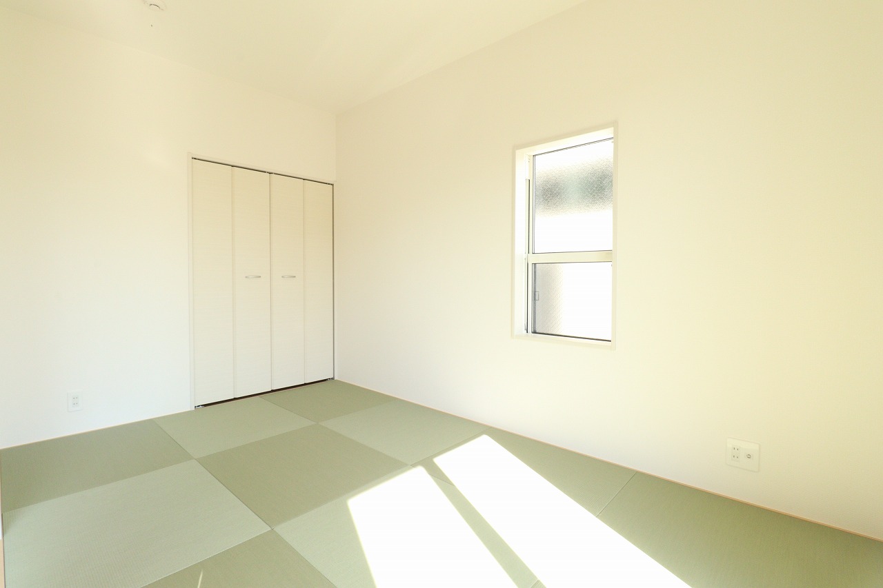 【10号棟/和室(5.0帖)】　和室には、綺麗な市松模様に見える縁なし畳を採用しています。収納が備わっているため、寝具や季節家電などを収納できます。