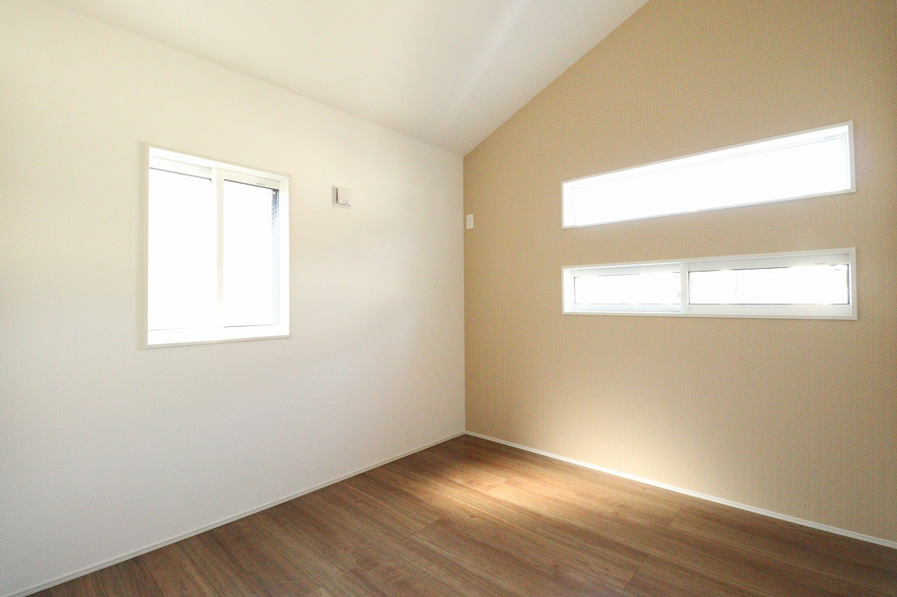【10号棟/洋室(5.46帖)】　勾配天井を採用した洋室です。採光部分は腰高窓なので、家具の配置がしやすく、壁面を活かしたレイアウトが可能です。