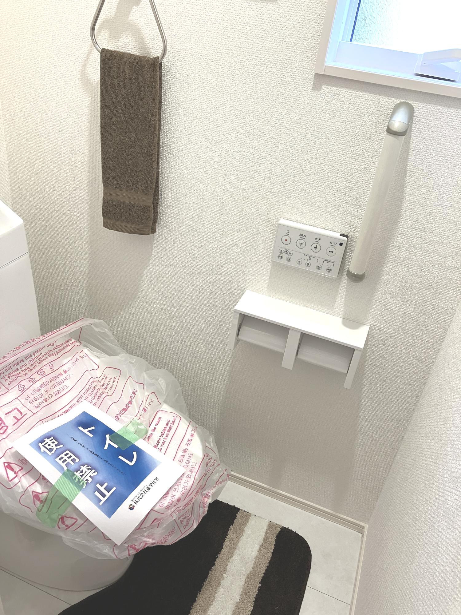 【2号棟】温水洗浄便座付きトイレが各階に一つずつございます。