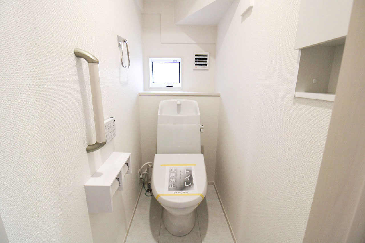 トイレ　トイレは高機能ウォシュレット。各階に設置しました!大家族でもトイレが2つあれば安心です。変わった形の手洗部は水ハネ防止のアイディア設計!