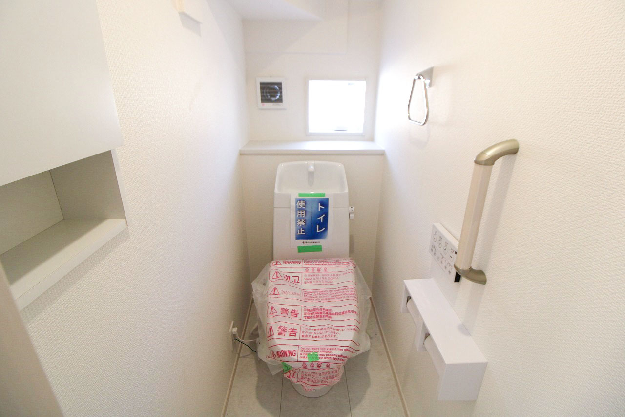 【1号棟トイレ】　トイレは高機能ウォシュレット。各階に設置しました!大家族でもトイレが2つあれば安心です。