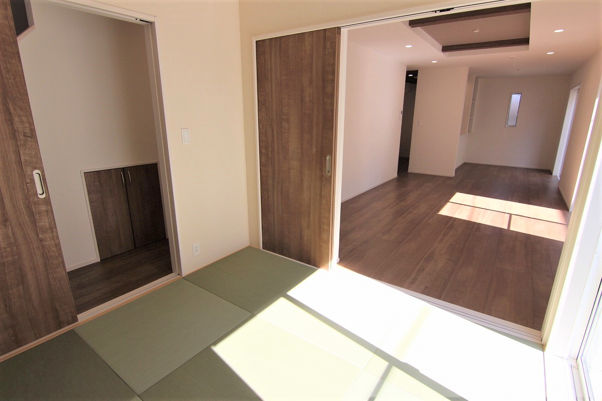 1号棟　LDKと和室の間は扉で仕切ることができます。