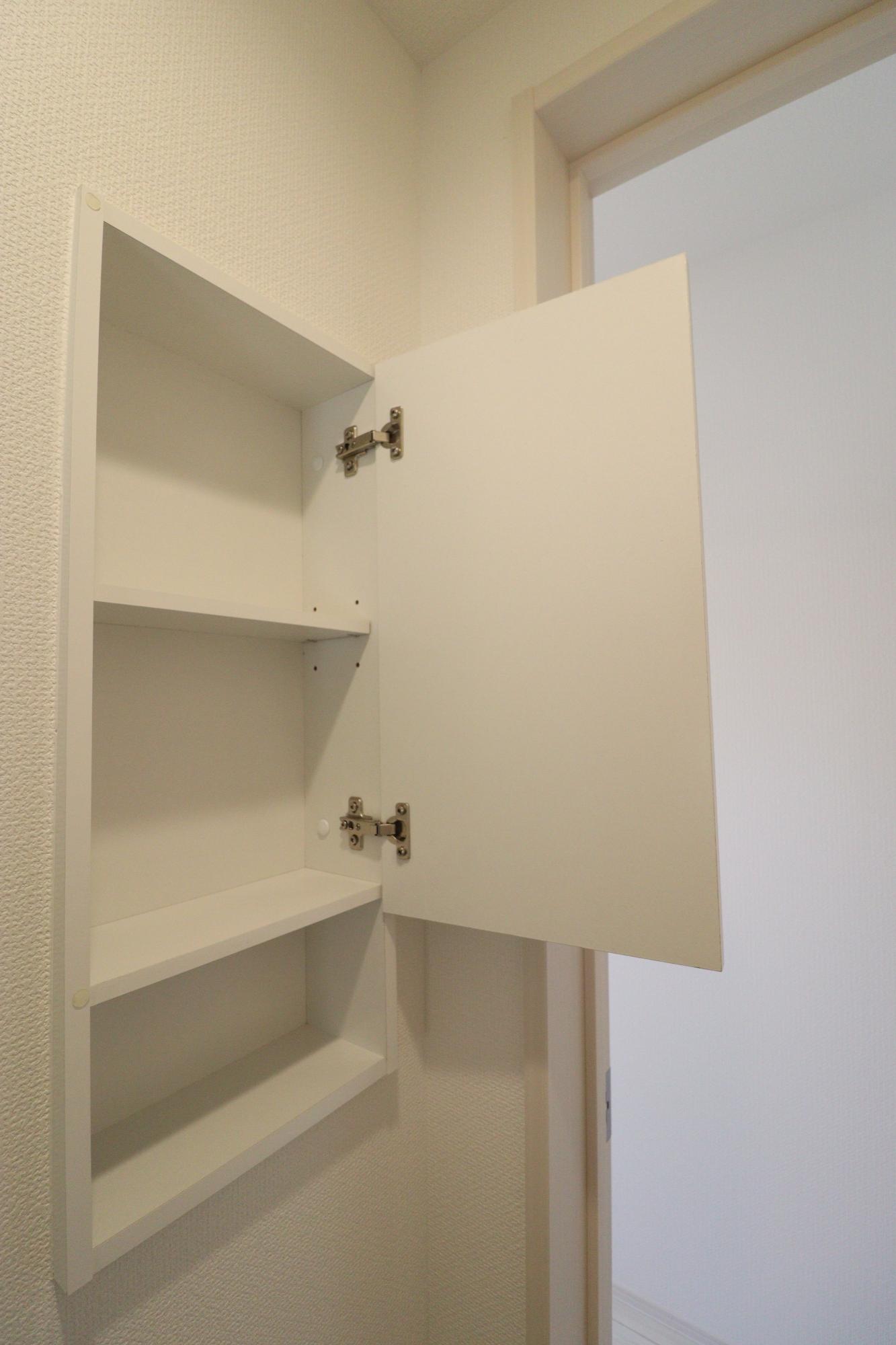 トイレ収納　壁を有効活用した、トイレットペーパーやお手入れ用品などが入る収納が各階に備わっています。　