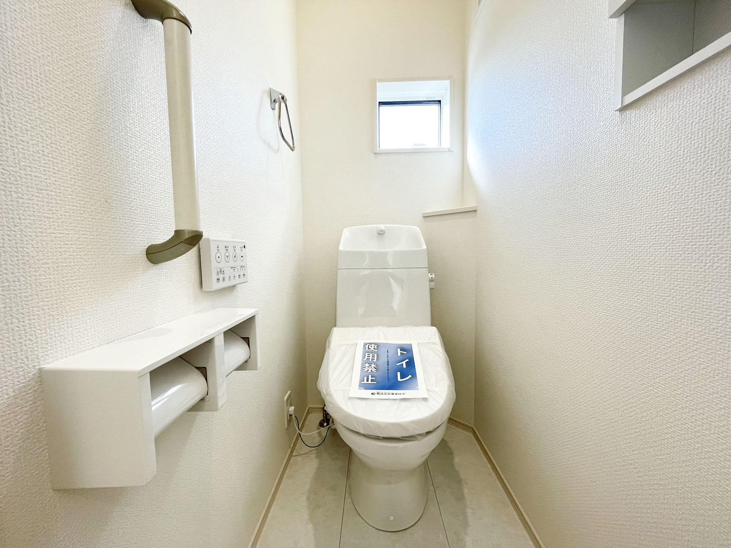 トイレ　トイレには快適な温水洗浄便座付き。
