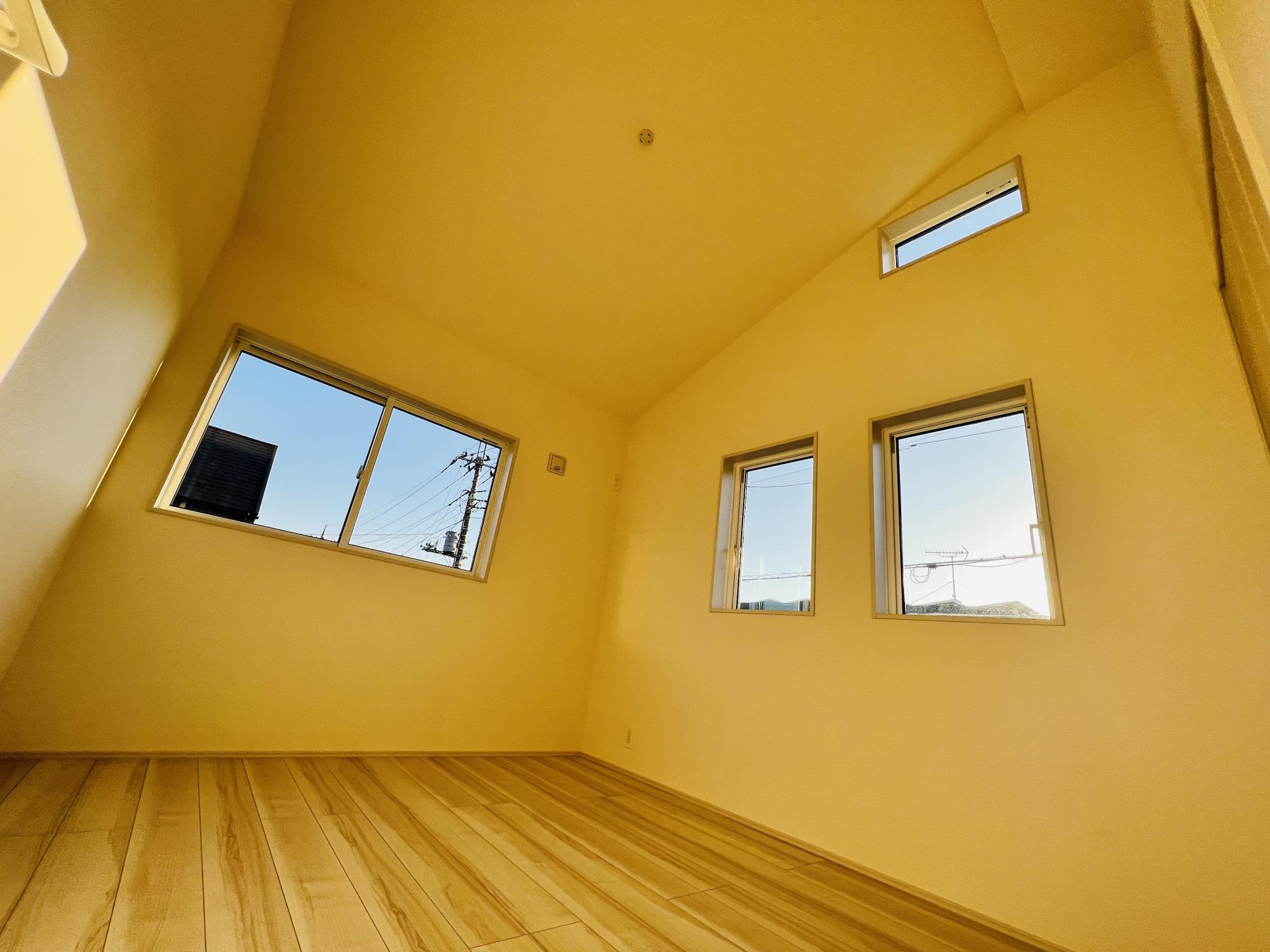 勾配天井がお部屋の広さを際立てます。5.25帖洋室