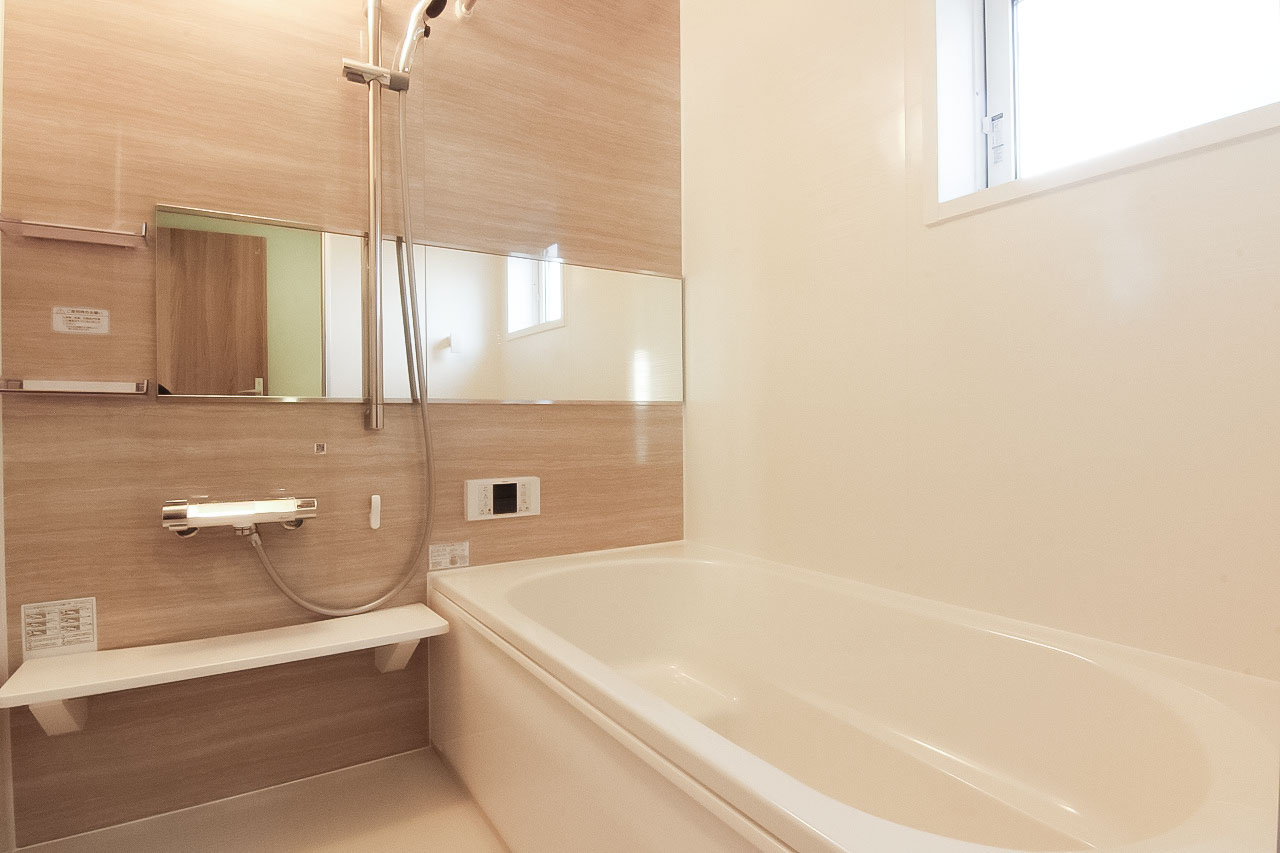 2号棟浴室　半身浴やお子様とのご入浴時に便利なベンチタイプの浴槽です。窓付きなので、入浴後や清掃時などに自然換気が可能です。
