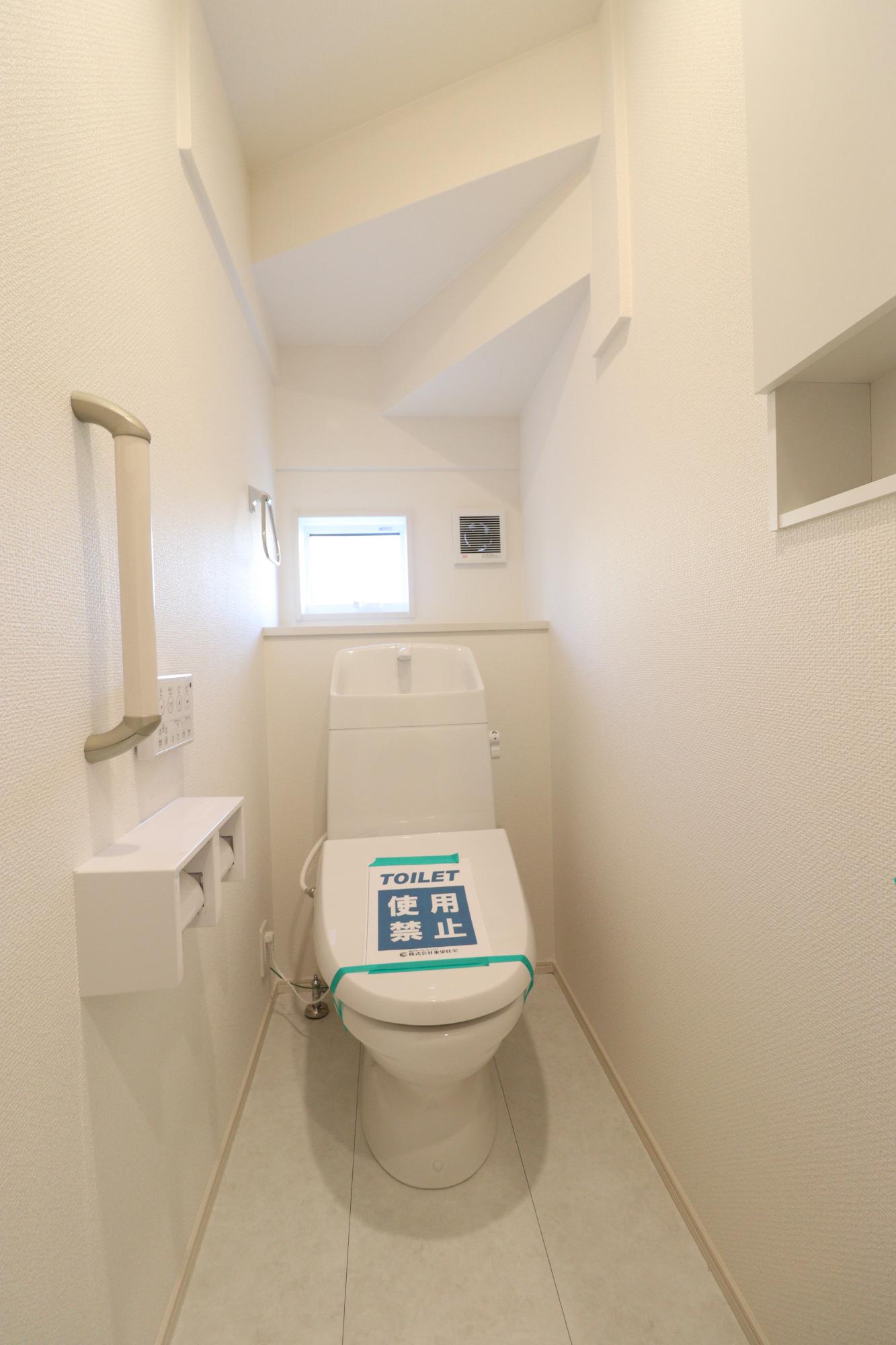 トイレ1階　階段下のスペースを有効活用しているため、居室が広くなっています