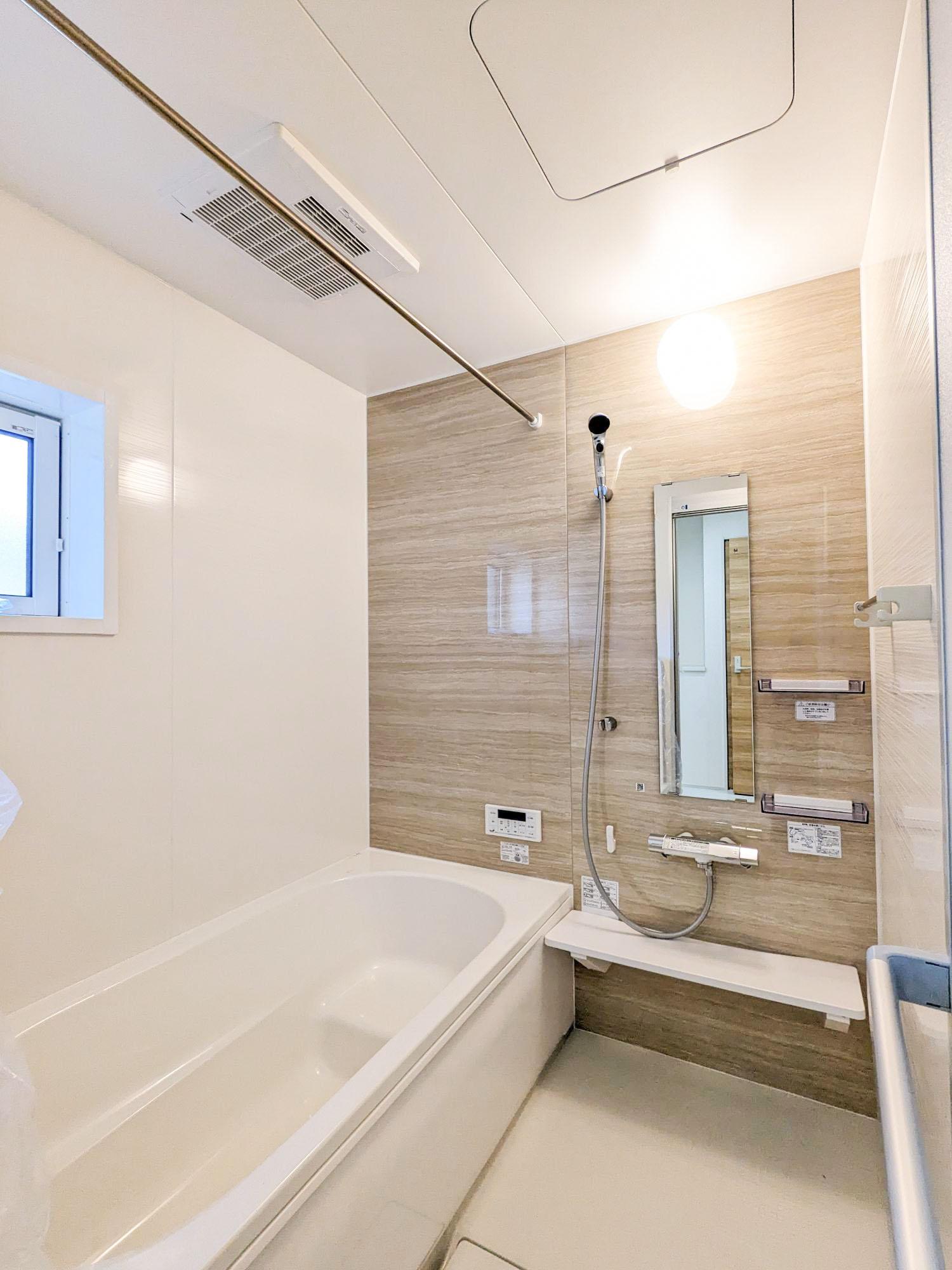 【2号棟】　アクセントクロス採用した浴室はオシャレで、一日の疲れが癒される空間に。高断熱浴槽を採用し、4時間たっても湯温低下は2.5℃以下なので光熱費の節約にもなります。