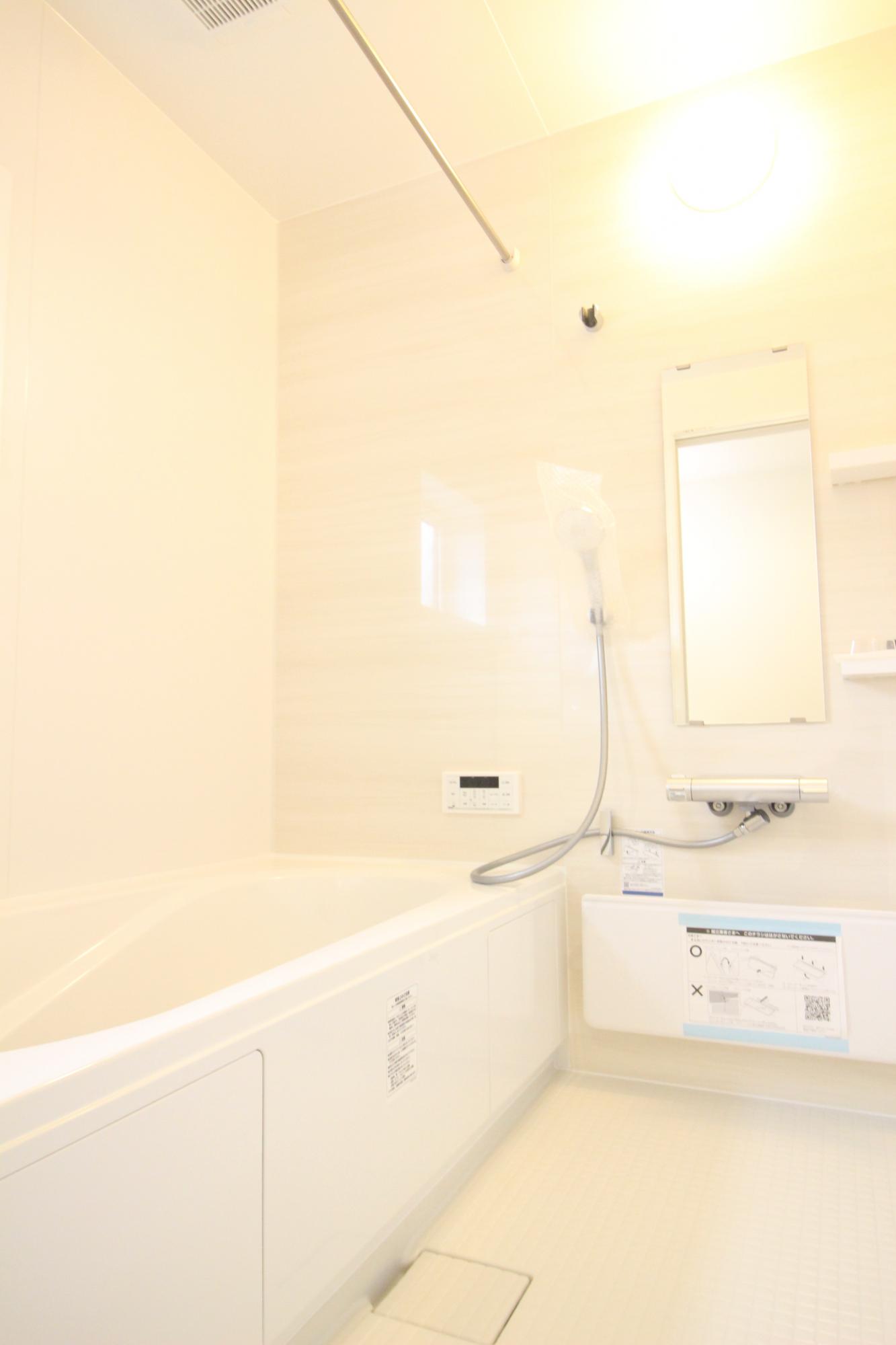 1号棟　浴室　白を基調とした明るい浴室!寒い日のお風呂や雨の日のお洗濯に便利な浴室乾燥機付!
