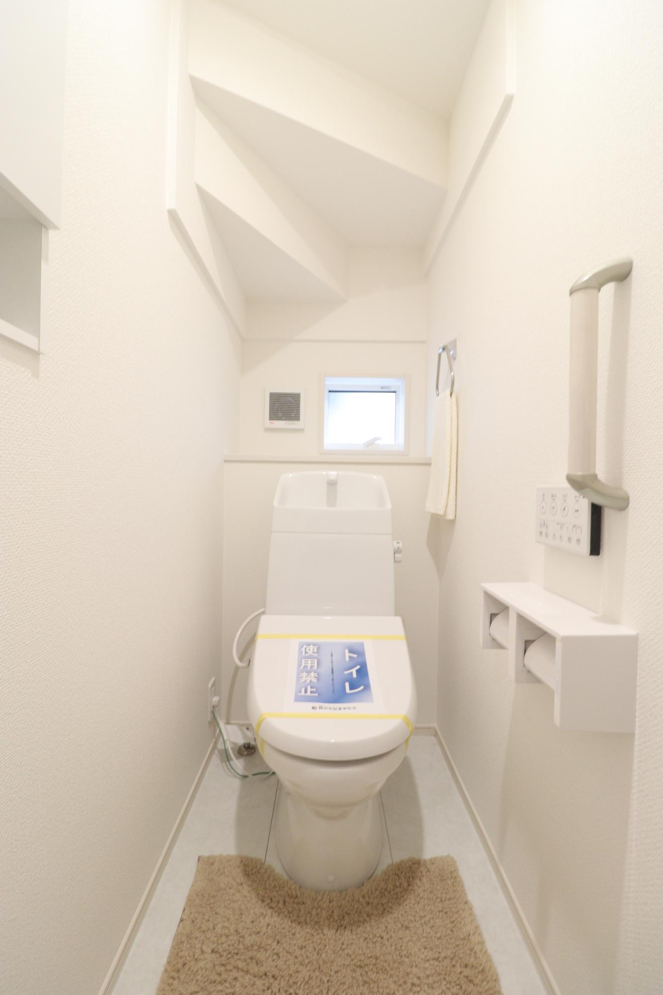 【トイレ】使い勝手に優れたワイヤレスリモコン式の温水洗浄便座!さらに収納棚も設置しているのでトイレ用品もスッキリと収納することができます♪