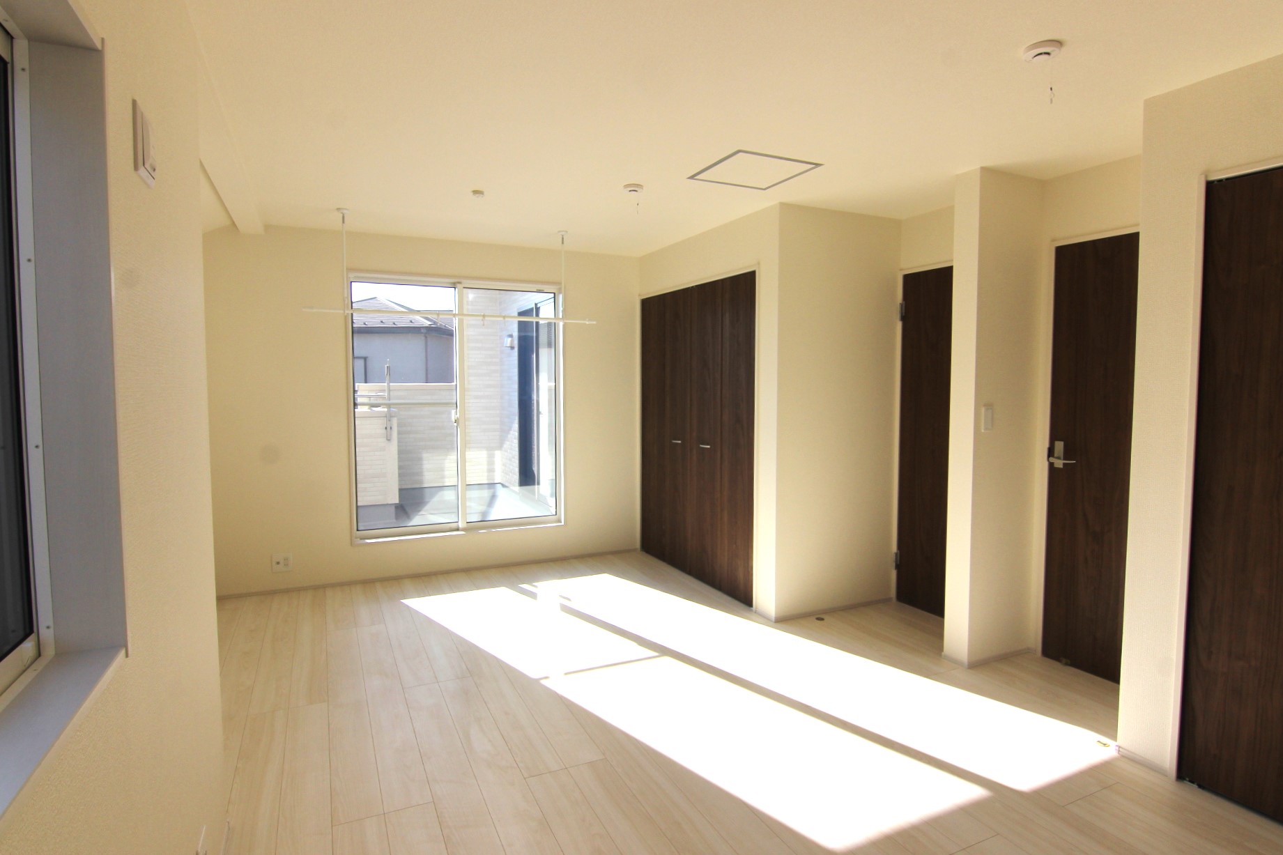 【主寝室10.26帖】　3面採光で白の木目の明るい室内。収納×2・室内物干し付き。家族構成に合わせて部屋を分割可能な4LDK可変型プラン採用!※壁の設置は別途有料になります